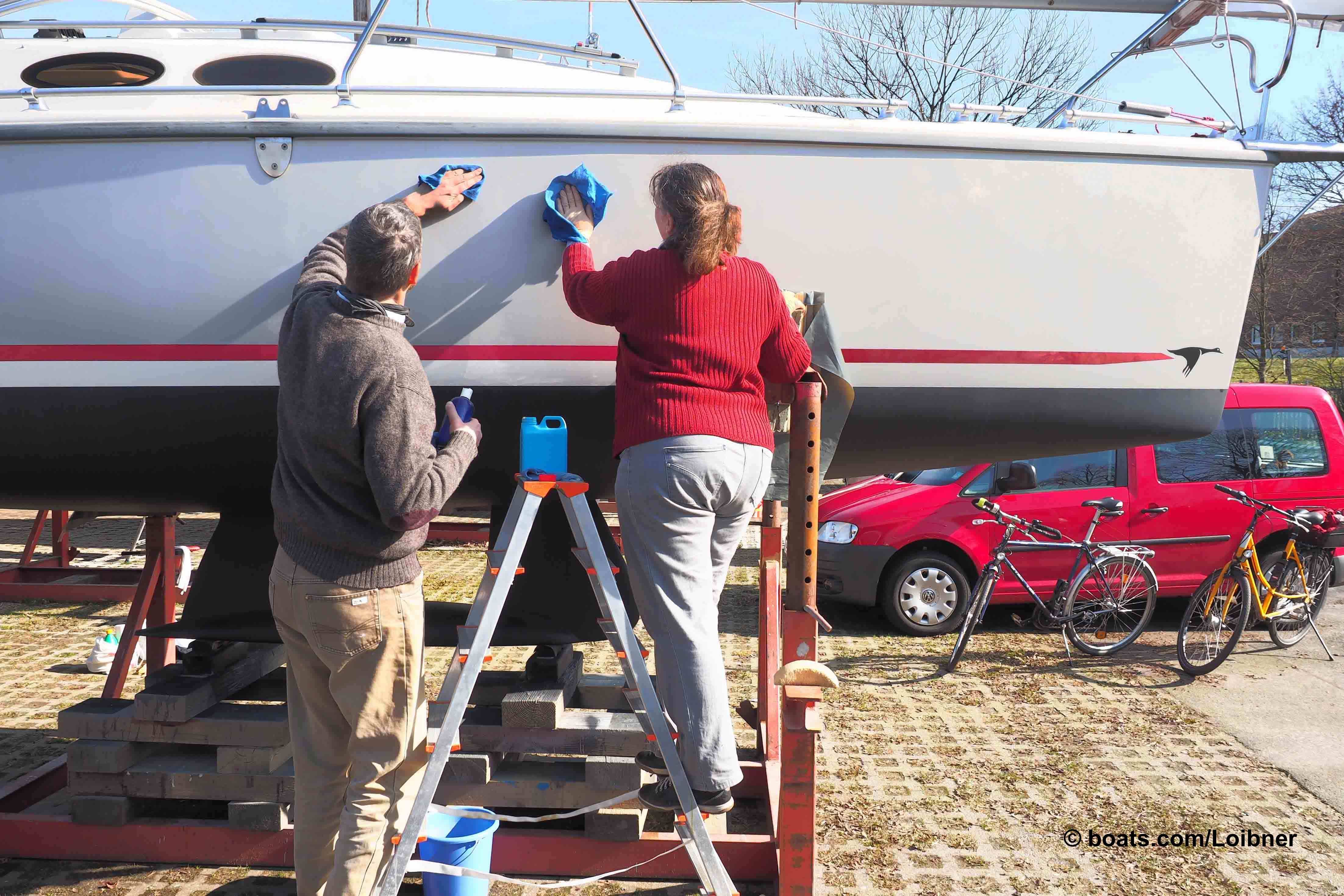 Teamwork hilft beim fachgerechten Auftragen und Polieren von Gelcoat-Oberflächen. Foto: boats.com/Loibner