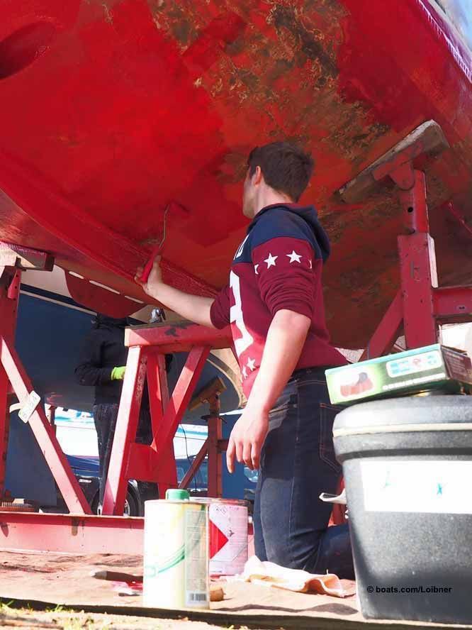 Das Auftragen von Farben (im Bild ein Unterwasseranstrich) ohne Handschuhe und Atemmaske sollte tunlichst unterbleiben. Foto: boats.com/Loibner