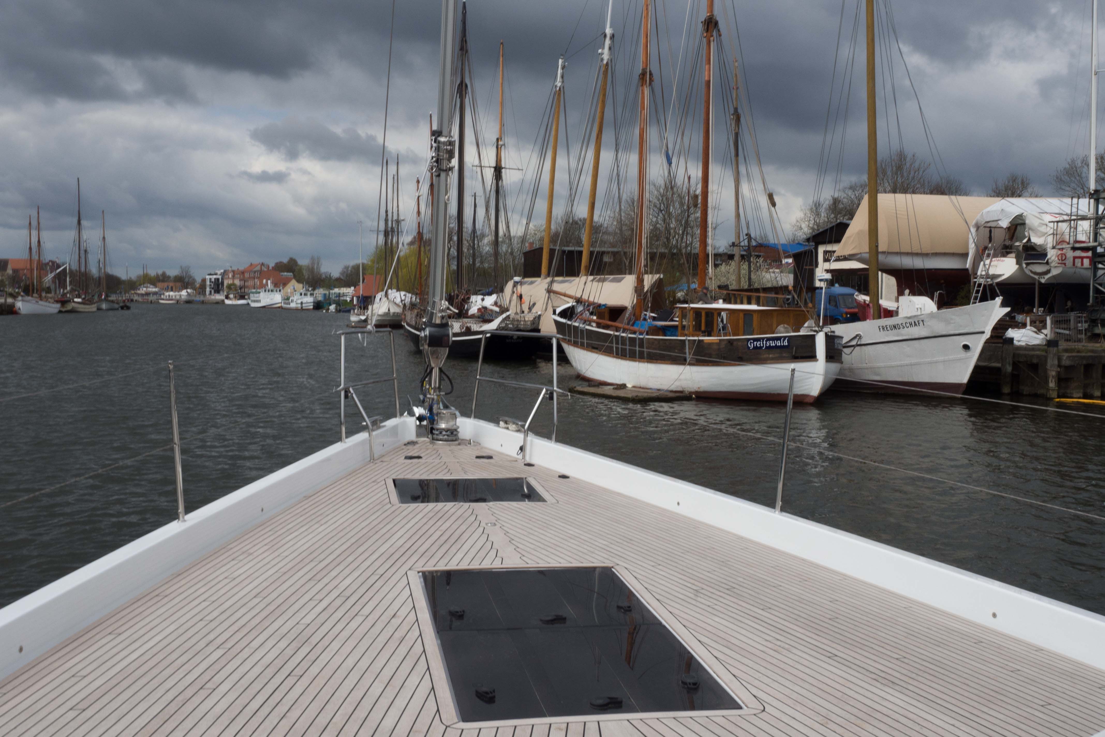 Kontrast: Blick vom Vordeck einer Hanse 675 auf die Traditionsschiffe im Hafen von Greifswald. Foto: Dieter Loibner