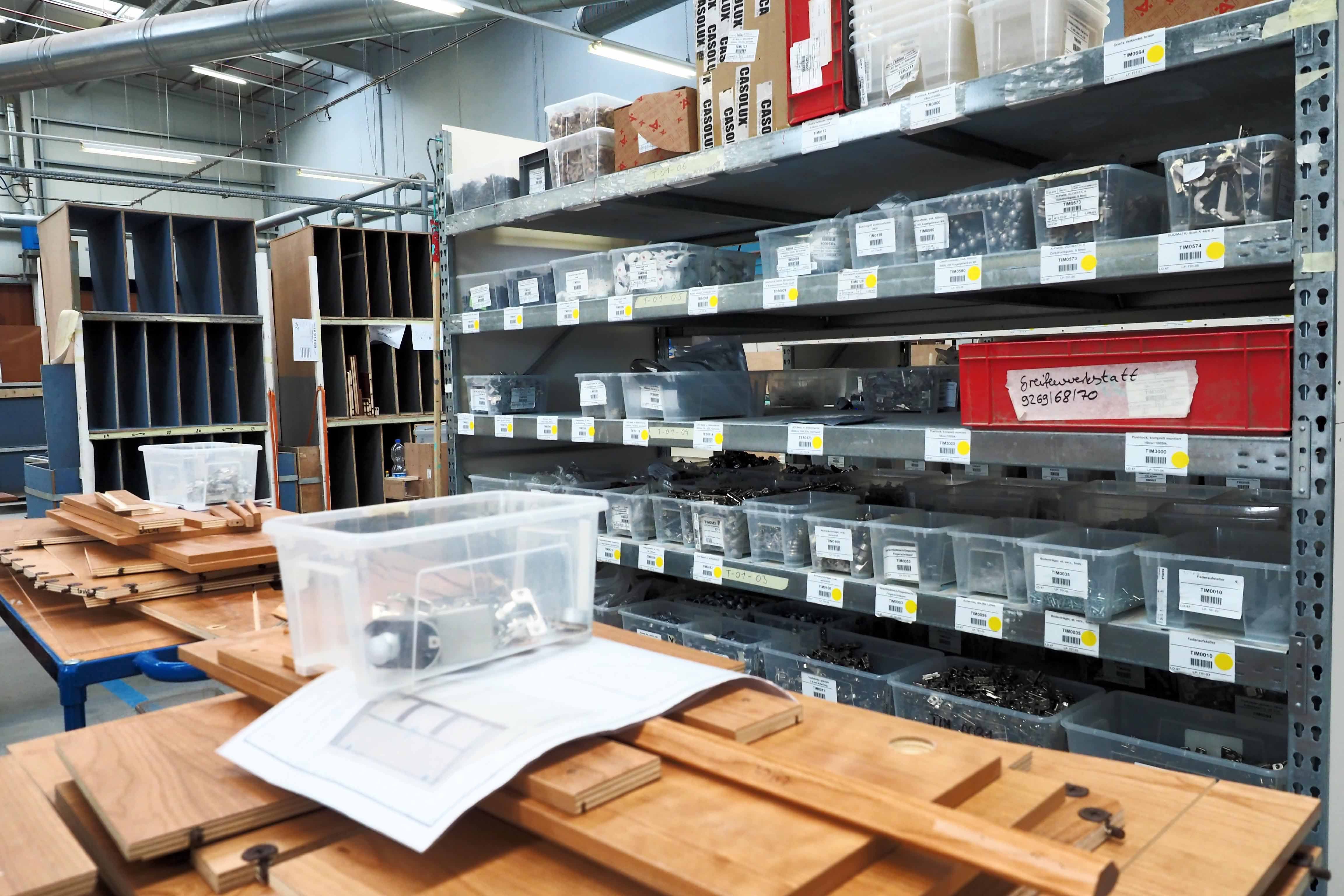 Lean Manufacturing: Arbeiter haben im Fertigungsbereich alles schnell zur Hand, und nur genau so viel, wie gebraucht wird. Foto: Dieter Loibner