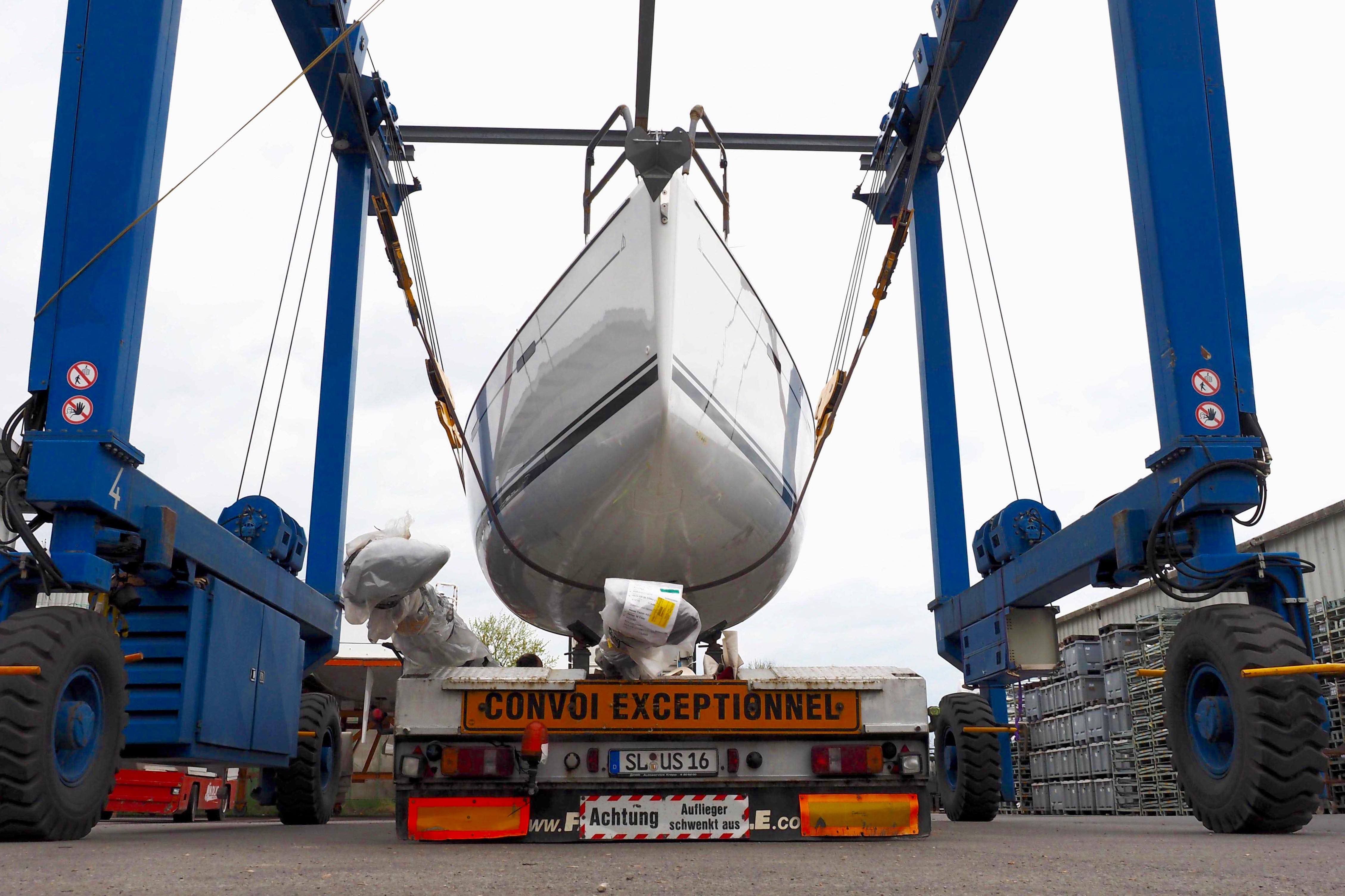Auslieferung: Eine Hanse wird auf einen Tieflader gestellt, der das Schiff zum Empfänger schafft. Immer öfter kommen Eigner aber auch nach Greifswald, um ihre Boote am Werftsteg zu übernehmen und damit nach Hause zu segeln. Foto: Dieter Loibner