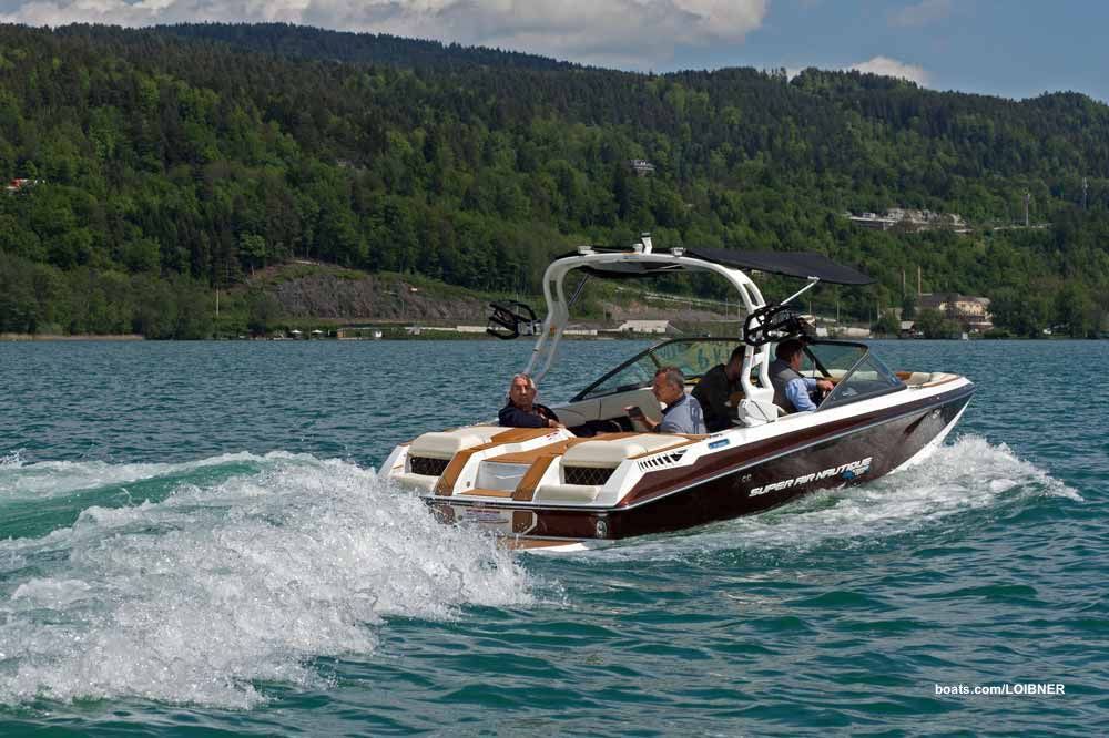 Mit Ballast und Passagieren an Bord baut die GS20 eine imposante Heckwelle auf. Foto: boats.com/Loibner