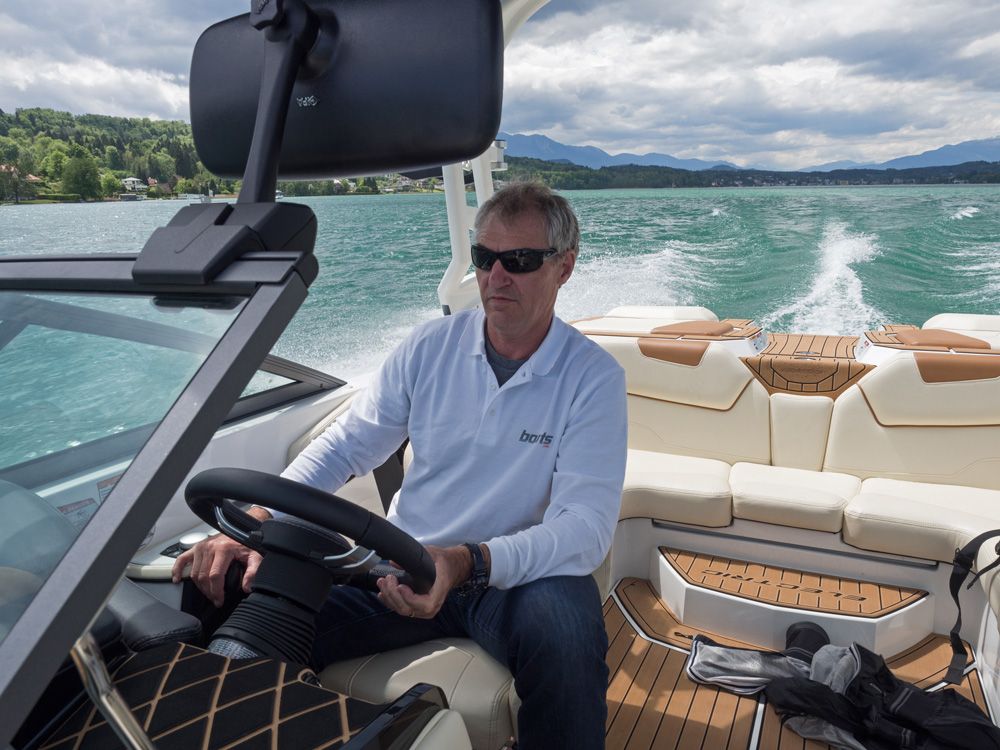 Fahrverhalten und die Bedienungselemente sind bewusst an die Nautique-Modelle mit Verbrennungskraftmotor angelehnt, denn die Käufer wollen sich auch auf einem schnellen Elektroboot wie auf einem Motorboot fühlen. Foto: boats.com/Loibner