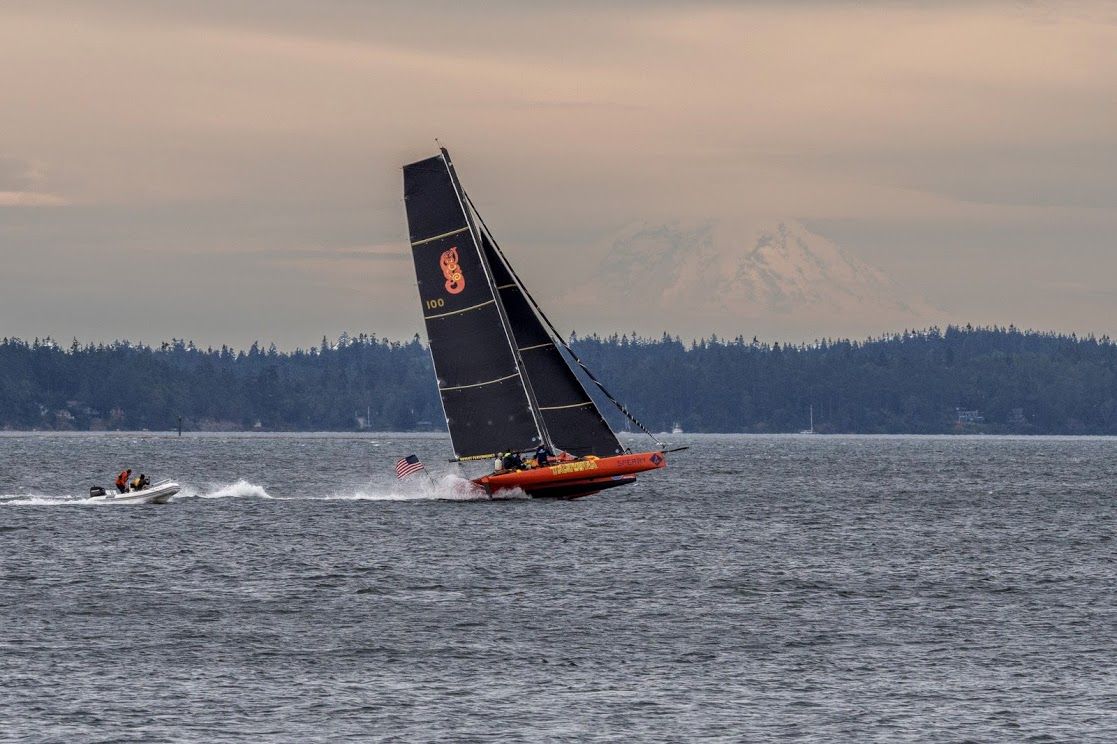 Wheelie vor dem Vulkan: Team Tritium beim Testen vor dem Start in port Townsend. Das Boot wurde nach dem Start der langen Etappe in Victoria aus dem Bewerb genommen. Foto: Dieter Loibner