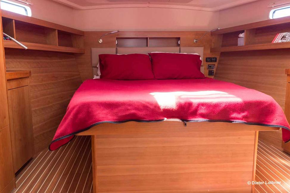 Inselbett in der Eignerkajüte, wobei Bad und WC getrennt an beiden Seiten installiert sind. Foto: Dieter Loibner