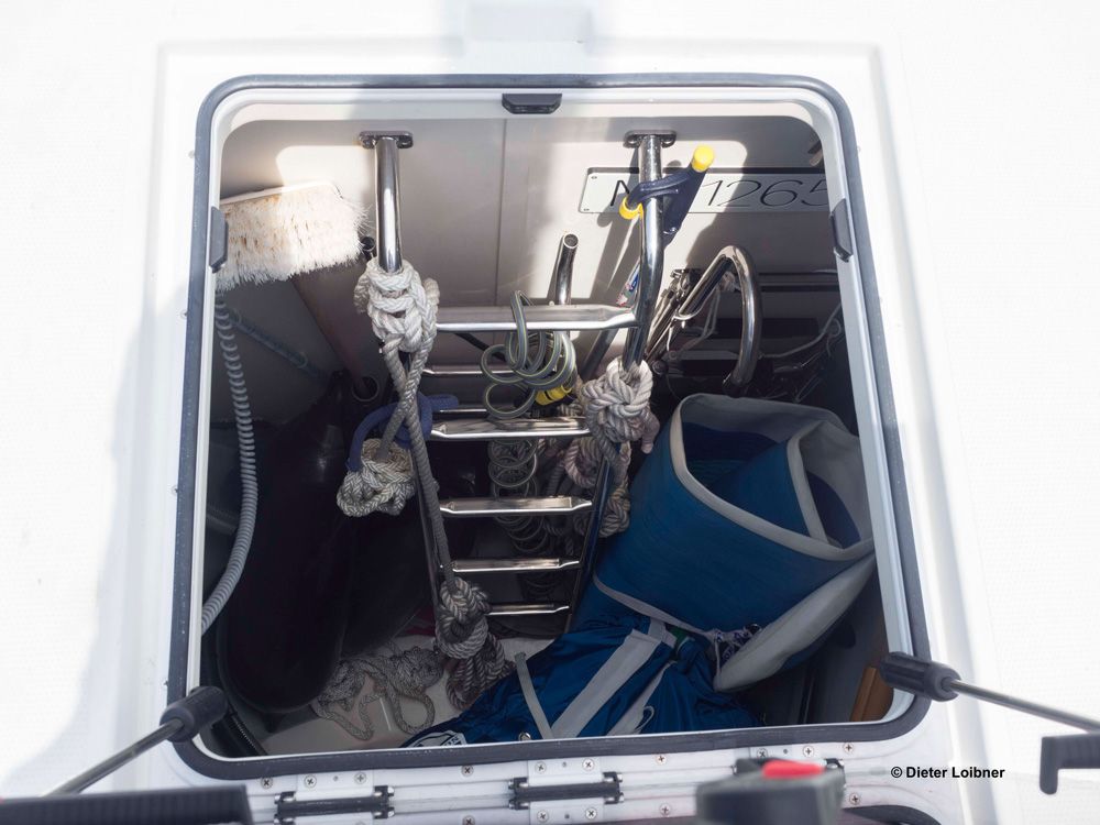 Tiefer und viel Platz: Der Ankerkasten ist auch Stauraum für Gennaker, Deckwaschanlage und diverses Zubehör. Foto: Dieter Loibner