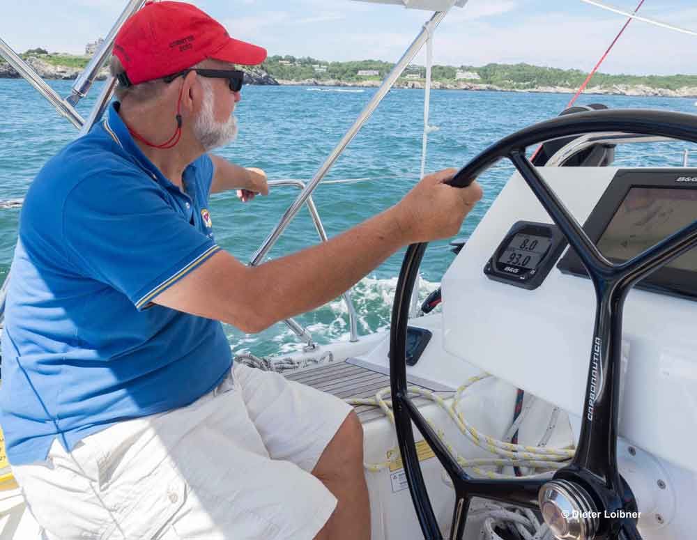 Skipper und Eigner Steven McInnis hat in komfortabler Sitzposition am Steuer die Instrumente gut im Blick. Foto: Foto: Dieter Loibner