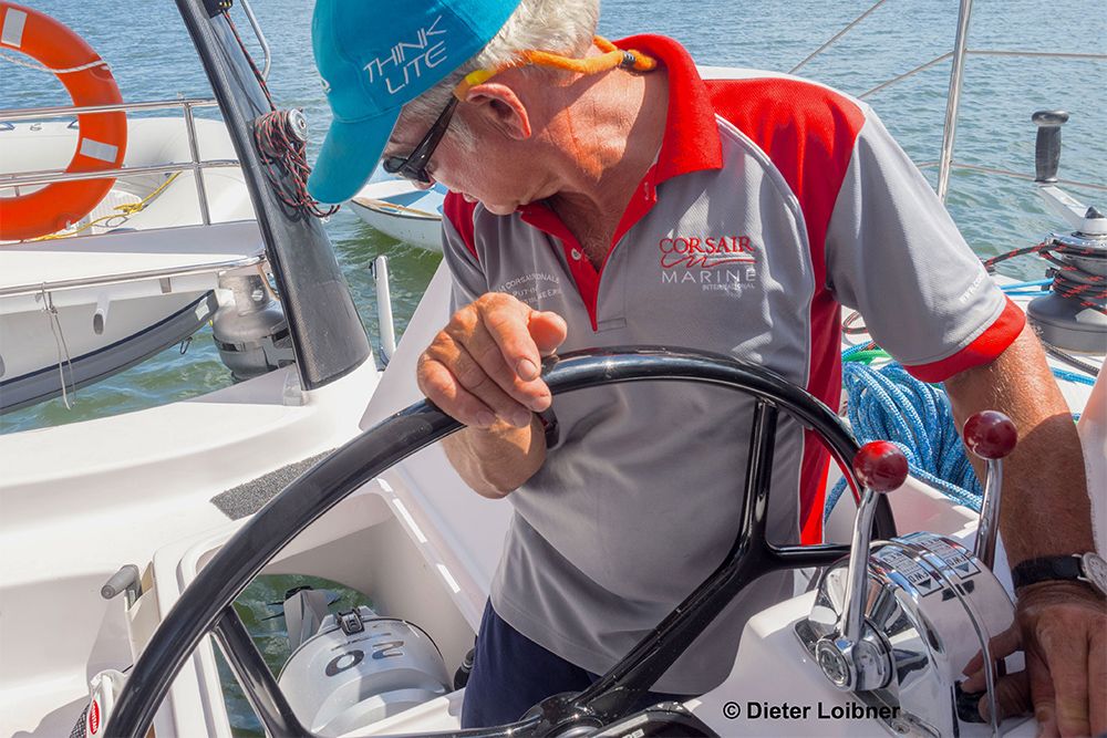 Alles am Platz: Der Steuermann wirft einen Kontrollblick auf einen der beiden Außenborder, die auf der Seawind 1190 Sport als Hilfsmotor eingesetzt werden. Foto: Dieter Loibner