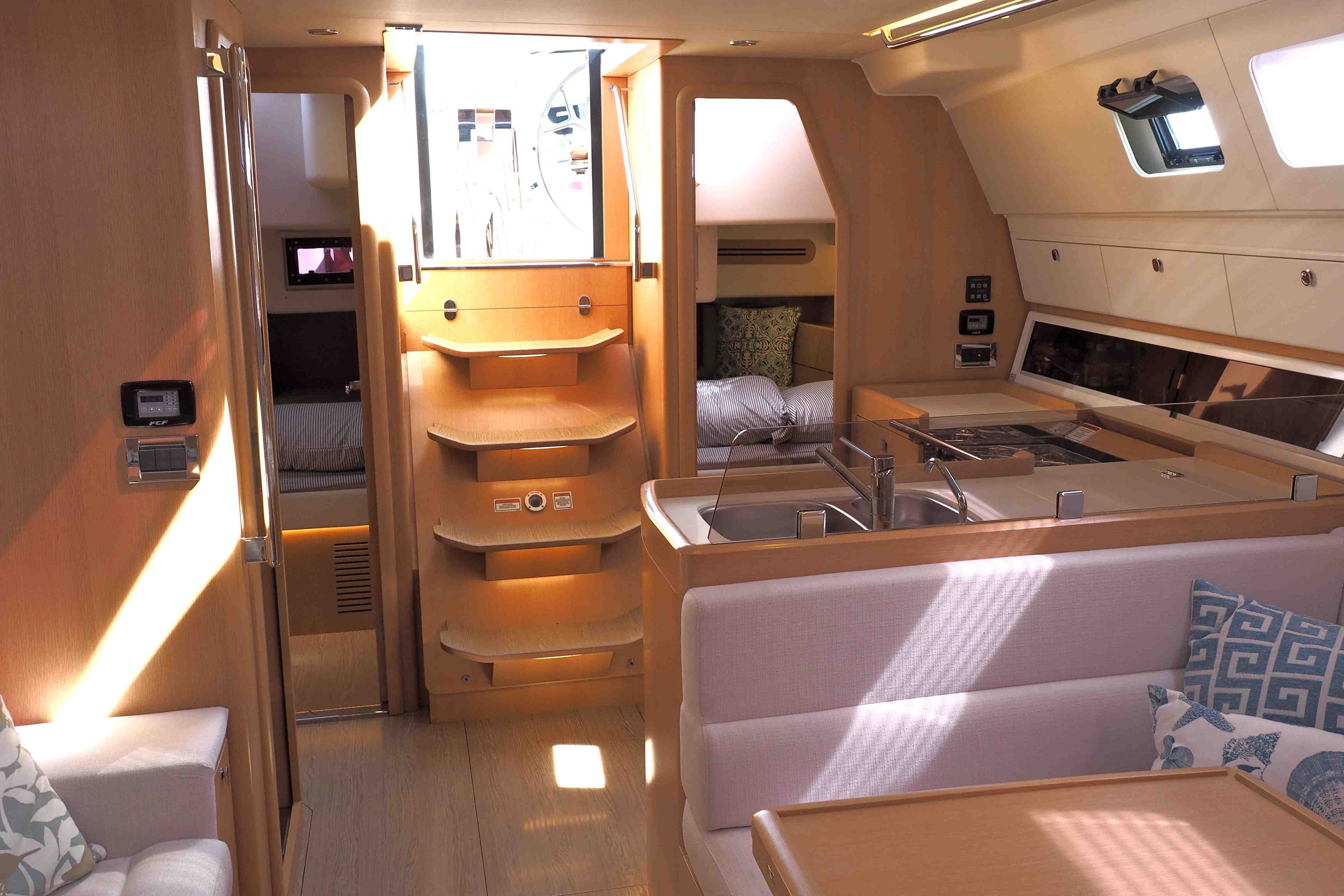 Willkommen im Salon: Gut verarbeitet und modern, aber nicht über-drüber gestylt. So präsentiert sich die Azuree 46 unter Deck. Foto: Dieter Loibner