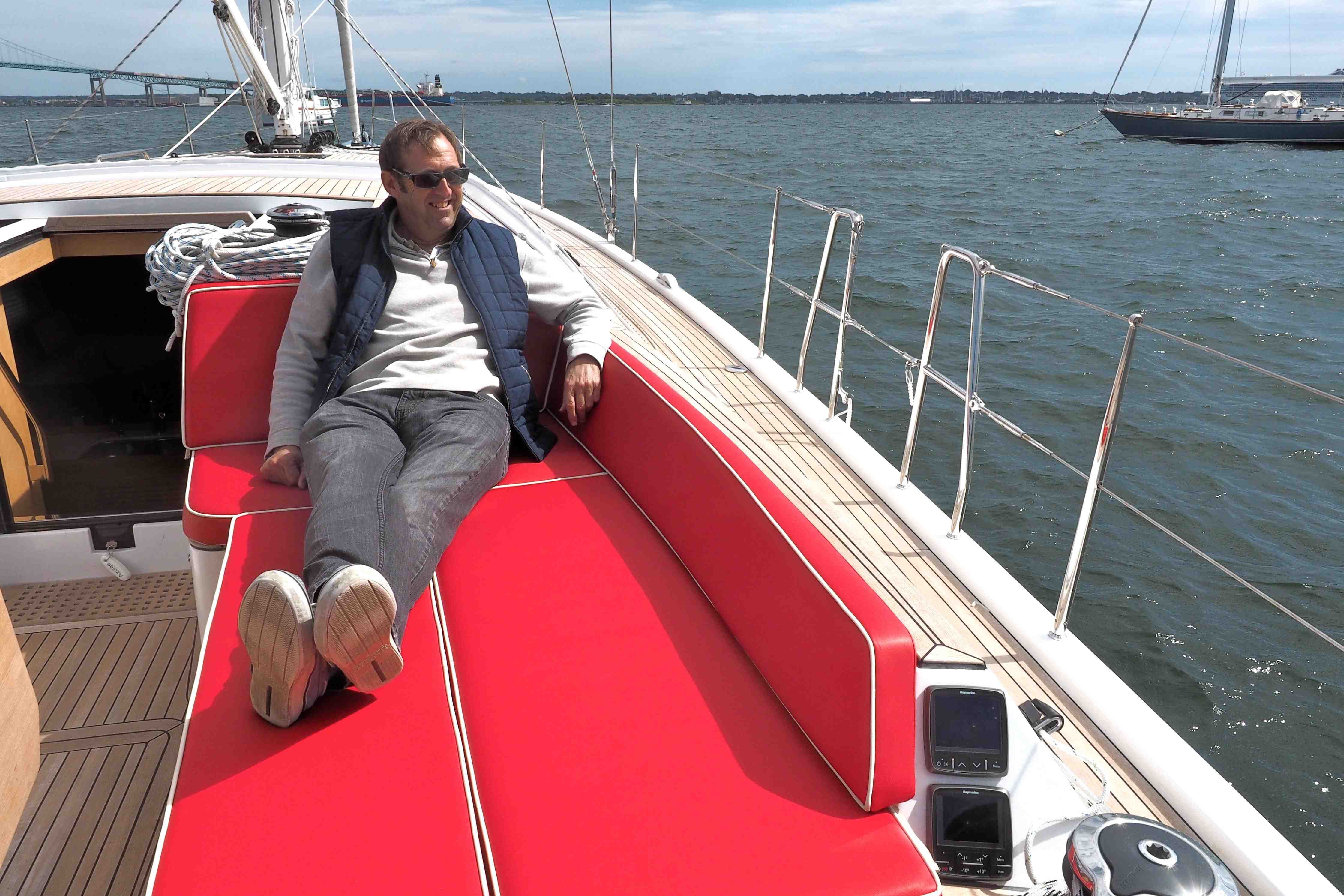 Cockpit-Lounge: Mit wenigen Handgriffen verwandeln sich die Sitzduchten in gepolsterte Sonnenliegen, ideal fürs faule Lümmeln am Anker. Foto: Dieter Loibner