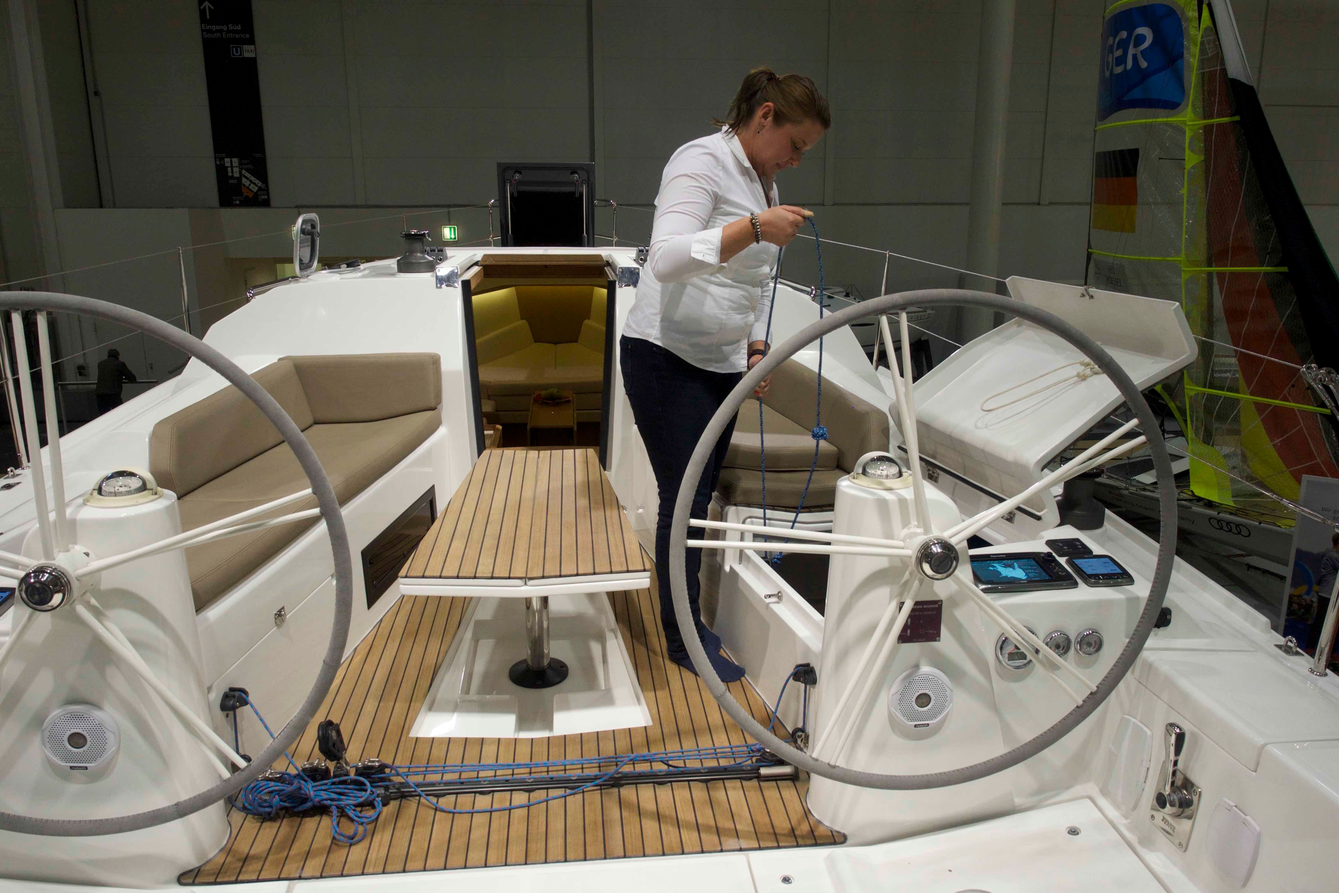 Die Azuree 33 mit aufwändigem Tischmechanismus. Foto Dieter Loibner