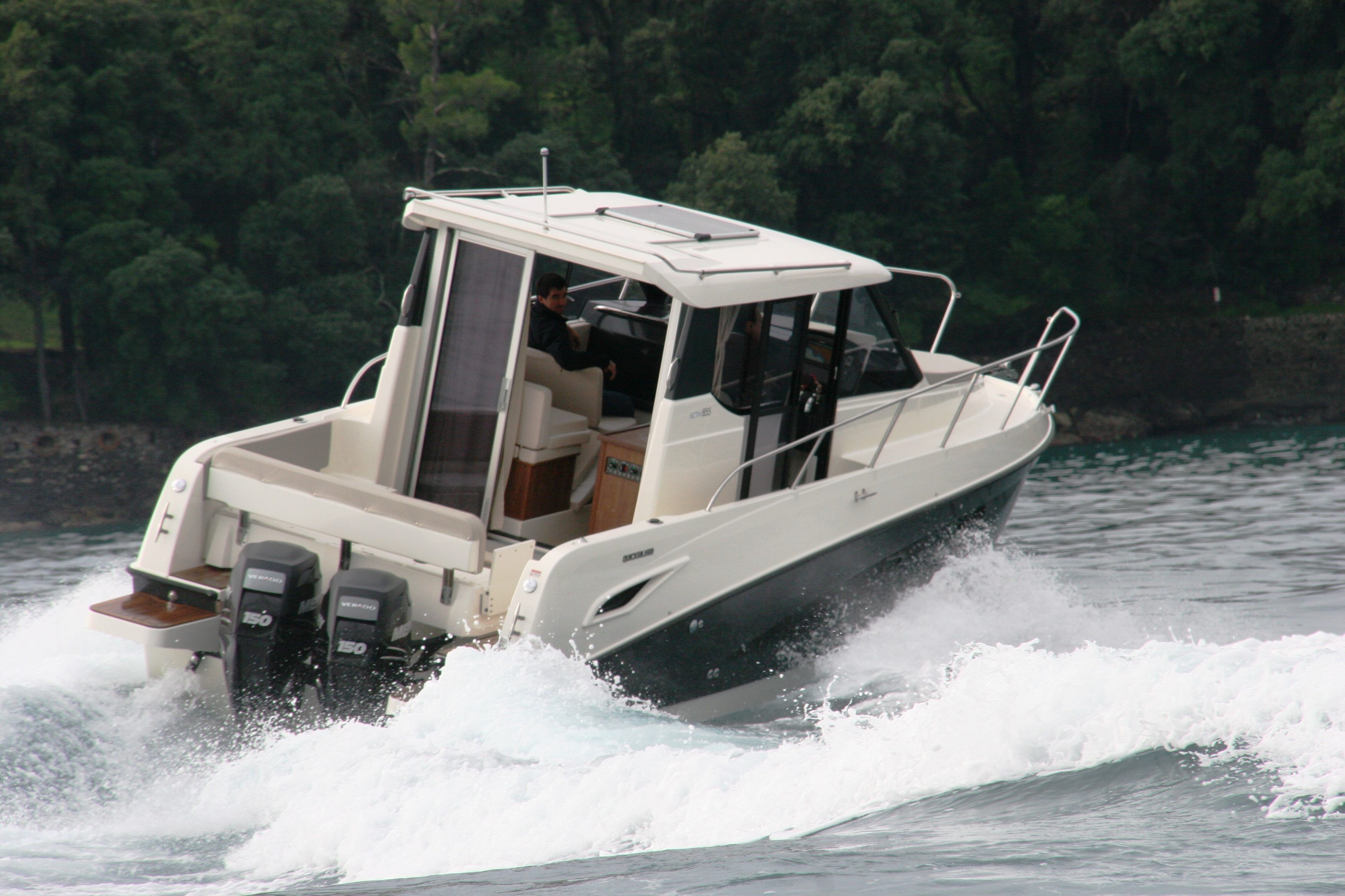 Alternativ ist die Activ 855 Weekend auch mit zwei Außenbordern zu betreiben. Foto: www.nauticaguixols.com