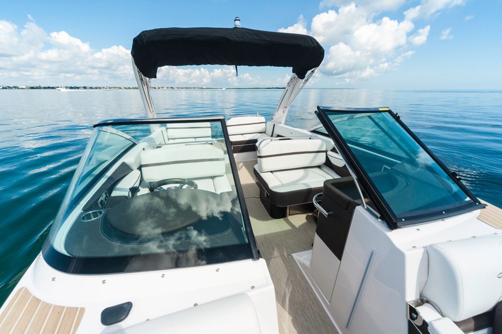 Geteilte Freude: Durchstieg zwischen Bug- und Hauptcockpit mit Targabügel und gefaltetem Bimini. Foto: Dieter Wanke