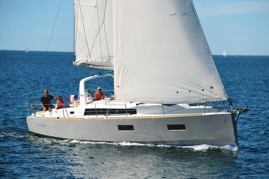 Vielseitig und vom Konzept her eine kleine Revolution: die französische Oceanis 38 Foto: YACHT/P. Contin
