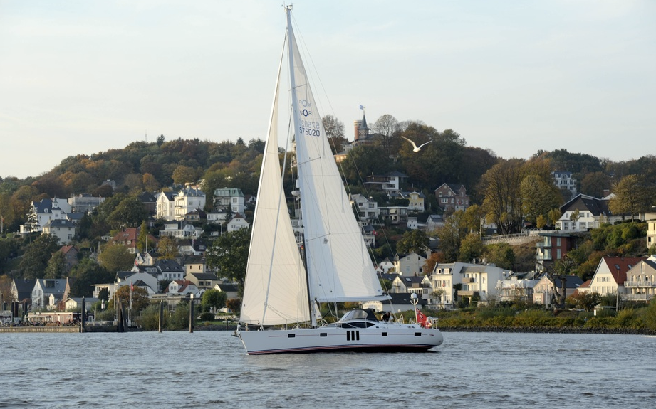 Attraktion auf der Elbe: Die Oyster 575 liegt zur Hanseboot im City-Sportboothafen Foto: HMC/M. Zapf