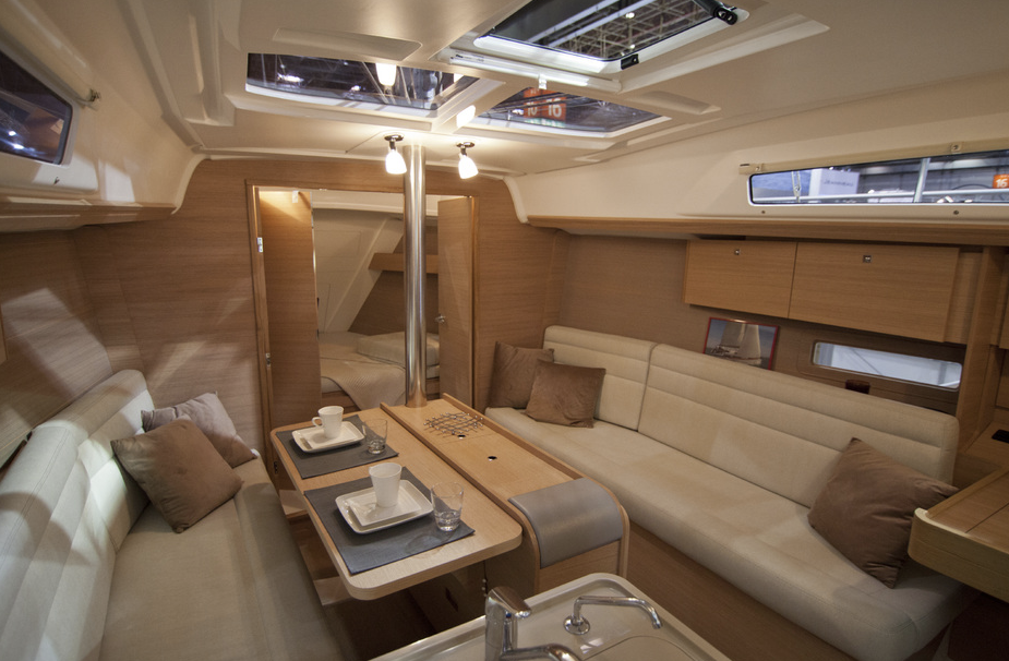 Das moderene Interieur der kleinen Dufour