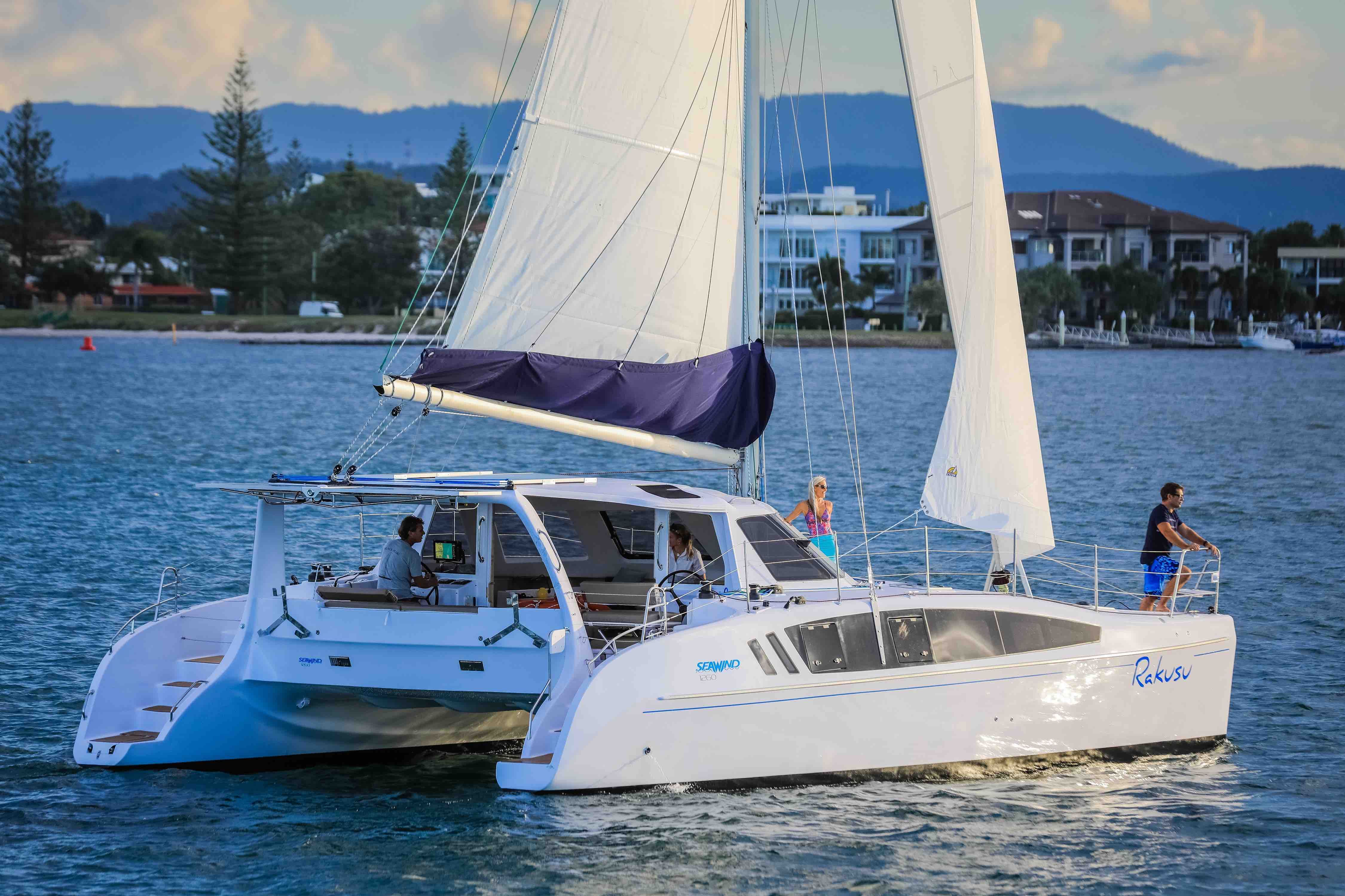 Zwei Steuerstände hinter dem Achterschott des Salons auf Cockpitebene unterscheiden die Seawind von den französischen Fahrtenkats.