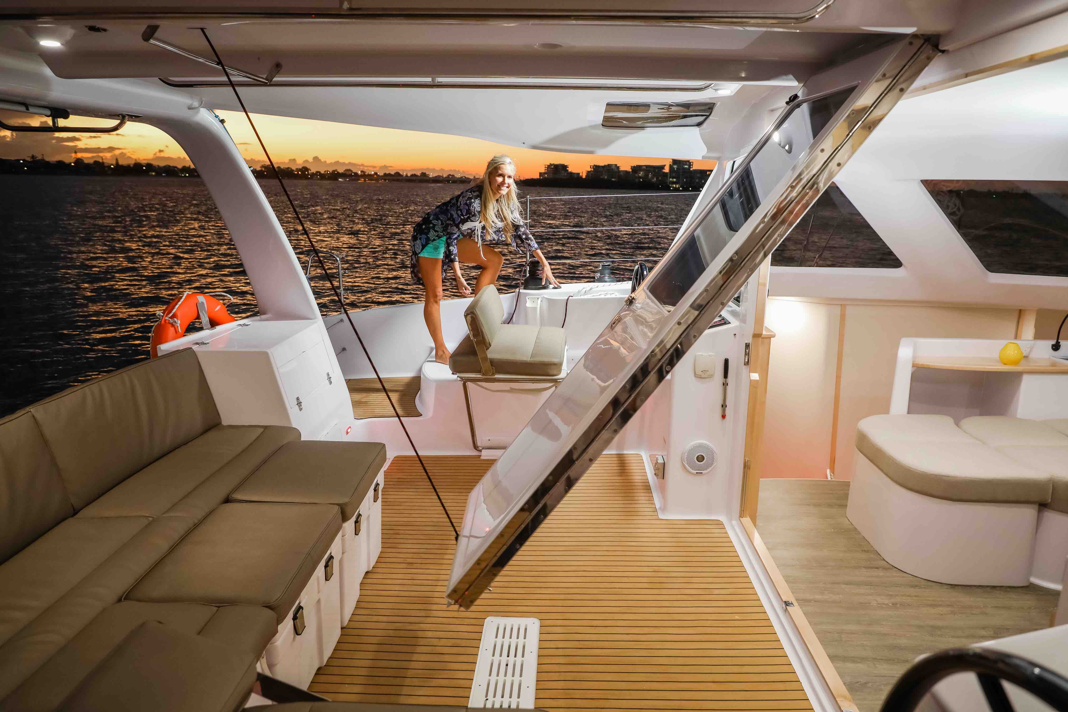 Grosses Cockpit mit modularem Mobiliar und der bekannten Falttüre, die sich mit der Winsch nach oben unters Bimini hieven lässt.