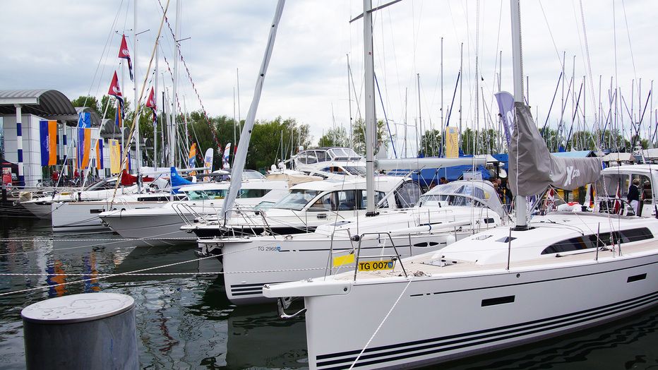 Auf der Ultramarin Boatshow liegen die zur Schau gestellten Yachten schon im Wasser