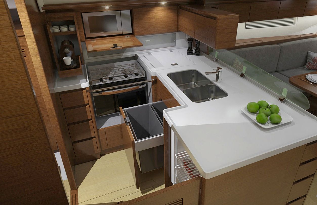 Funktionell Kochen in der Kombüse beim Niedergang. Es gibt genug Arbeitsflächen und Stauräume darunter.