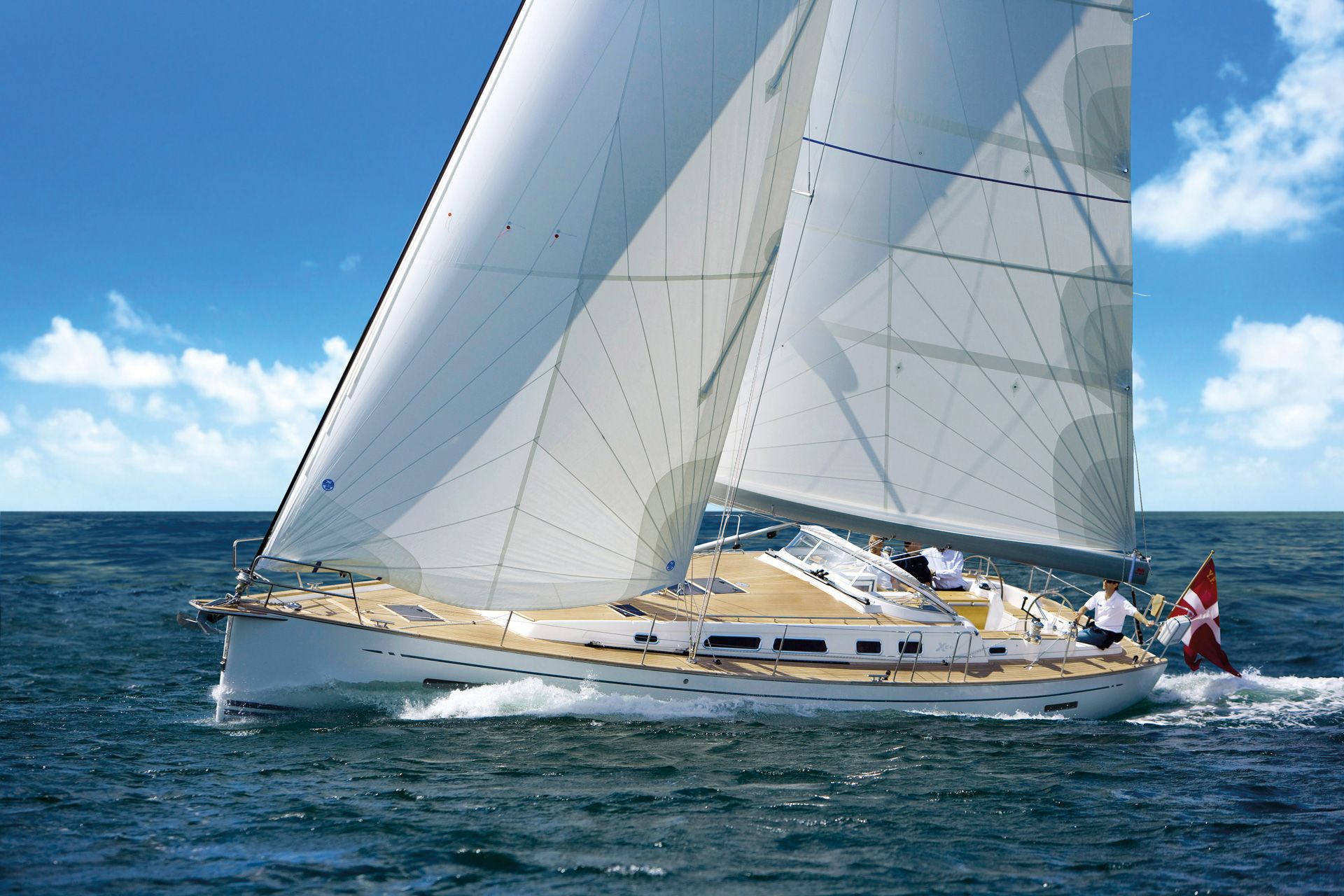 Viele Details der Xc 45, wie z. B. die Windschutzscheibe vor dem Cockpit verraten dien Charakter dieser Fahrtenyacht.