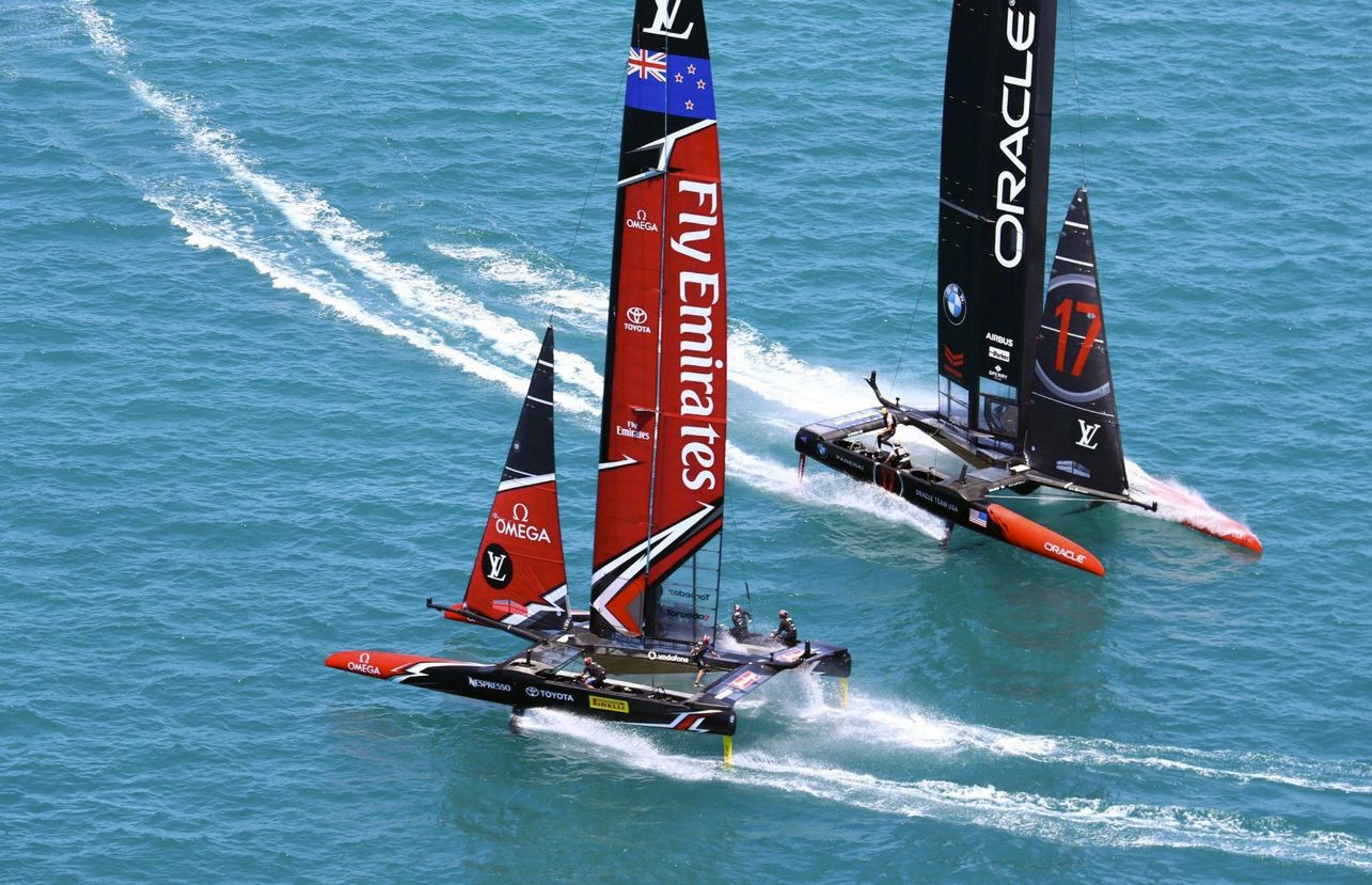 Überlegen bis zum Schluss: Team New Zealand (l.) mit dem pedalbelbetriebenen Hydrauliksystem, das neben dem Kontrollsystem für die Foils wohl eine der entscheidenden Innovationen war, die hinter dem Gewinn stecken. ACEA2017:Gilles Martin-Raget