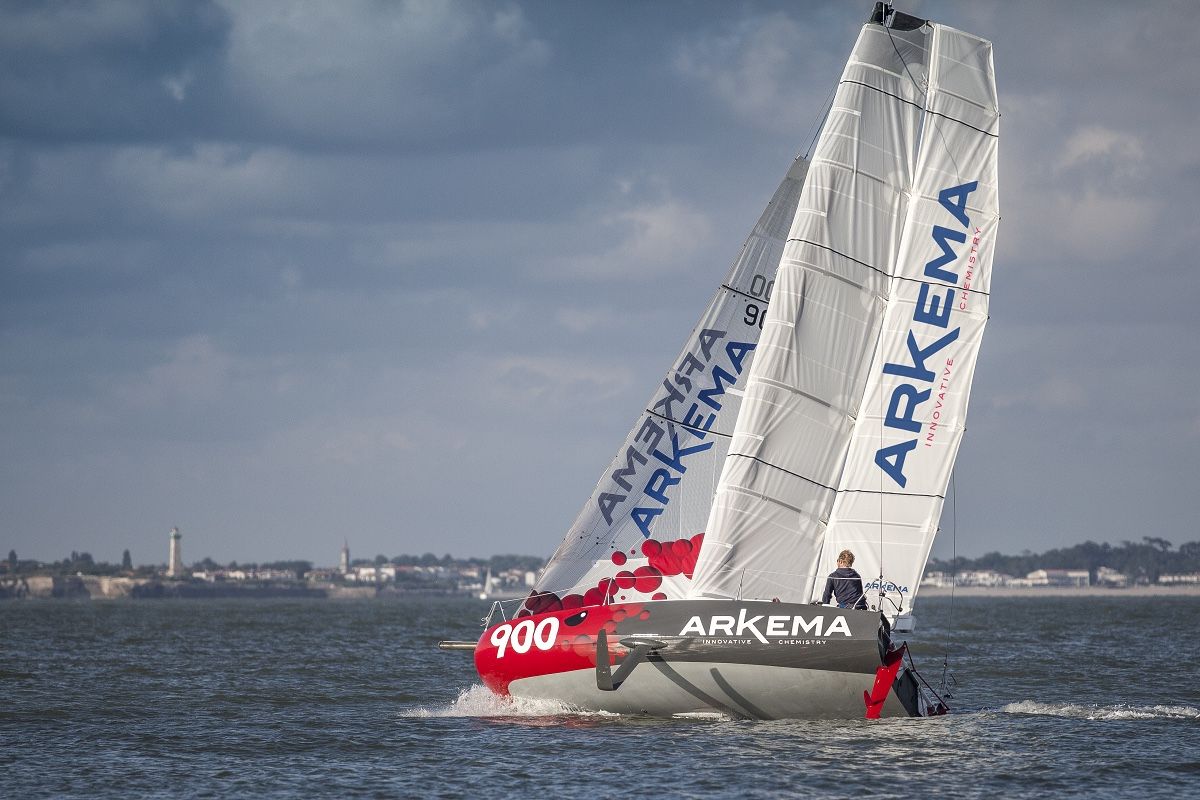Die "Arkema 3": Hochklappbare Ruder, Flügelrigg, dreh- und ausfahrbare Foils, drehbarer Neigekiel, verschiebbares Vorstag, rotierbarer Gennakerbaum – und wiederverwertbar