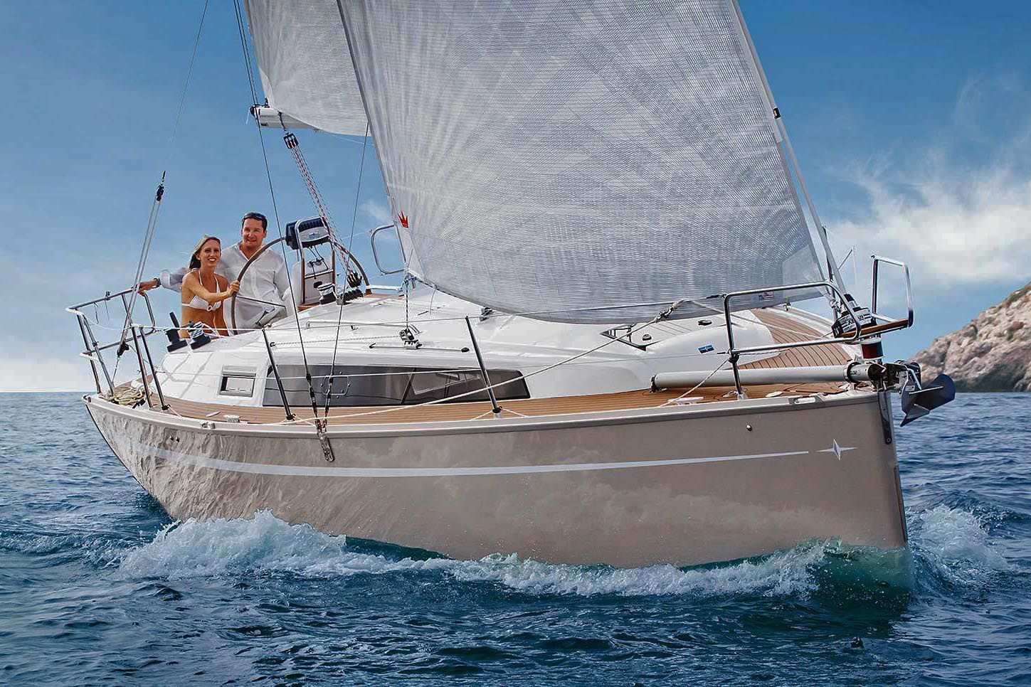 Dem Trend der Zeit entsprechend liegen auf der Cruiser 34 die Holepunktschienen innen, während die Wanten außen an der Bordwand angreifen.