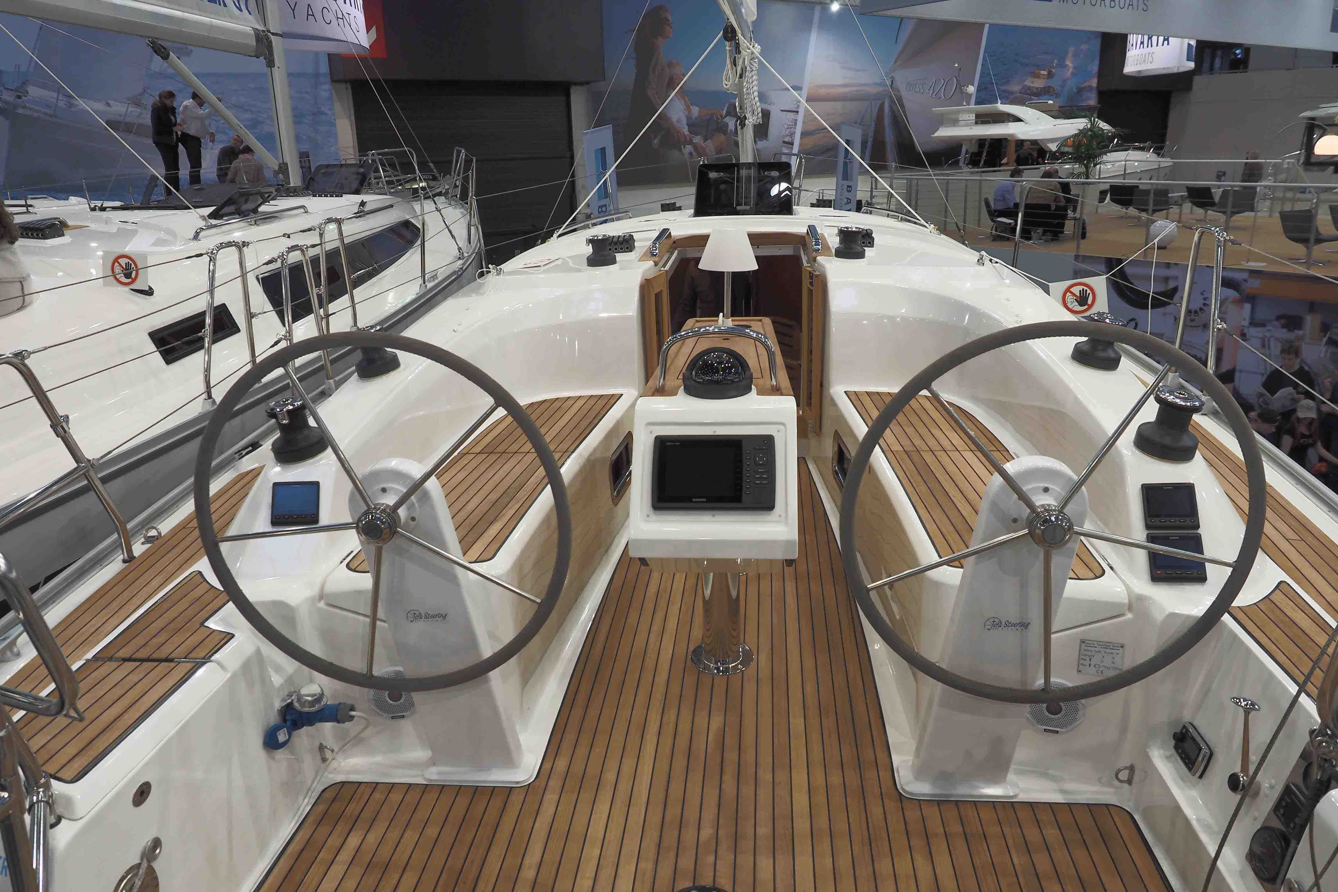 Bavaria Cruiser 34 Cockpit mit Doppelsteuerstand. Foto: Dieter Loibner