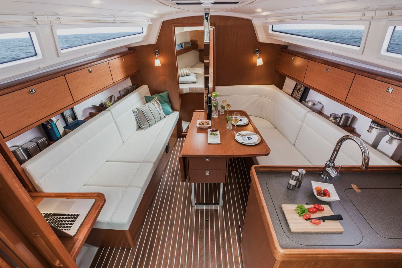Traditionelles innenlayout mit L-Galley an Steuerbord und Sitzbank an Backbord, deren Ende in der Zweikabinen-Version Platz für eine Navi-Ecke bietet