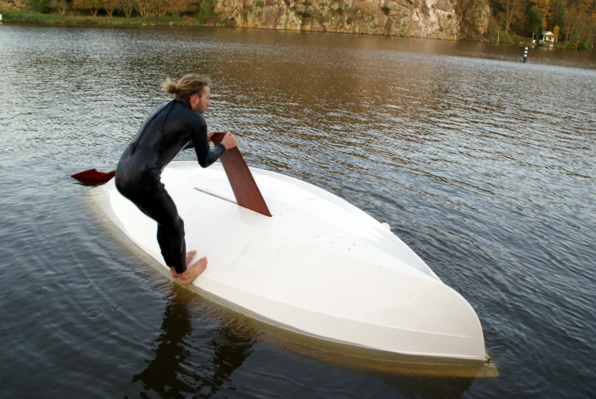 Dieser Segler nutzt das Steckschwert seiner Jolle, um sich nach kenterung aus einer misslichen Lage zu befreien. Foto: blog.vivierboats.com: