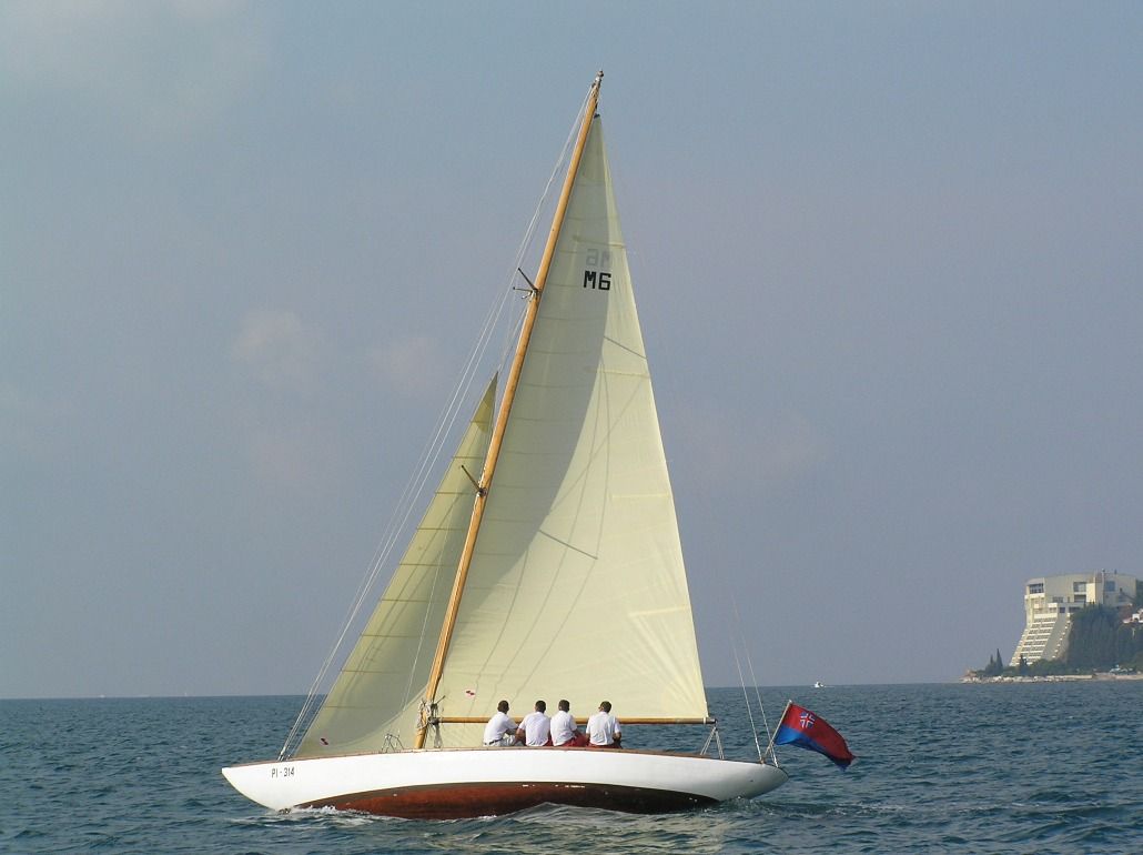 Traditionelle Bahnsegel aus beigem Dacron sind besonders auf klassischen Yachten beliebt