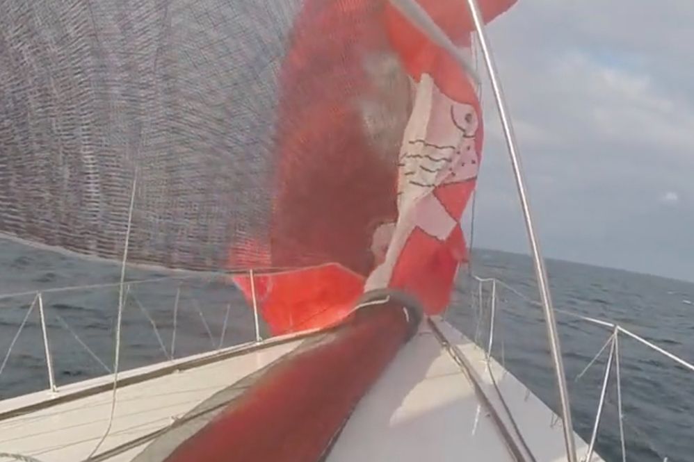 Schluckt Spinnaker: Der nachrüstbare Deckchute im Einsatz.