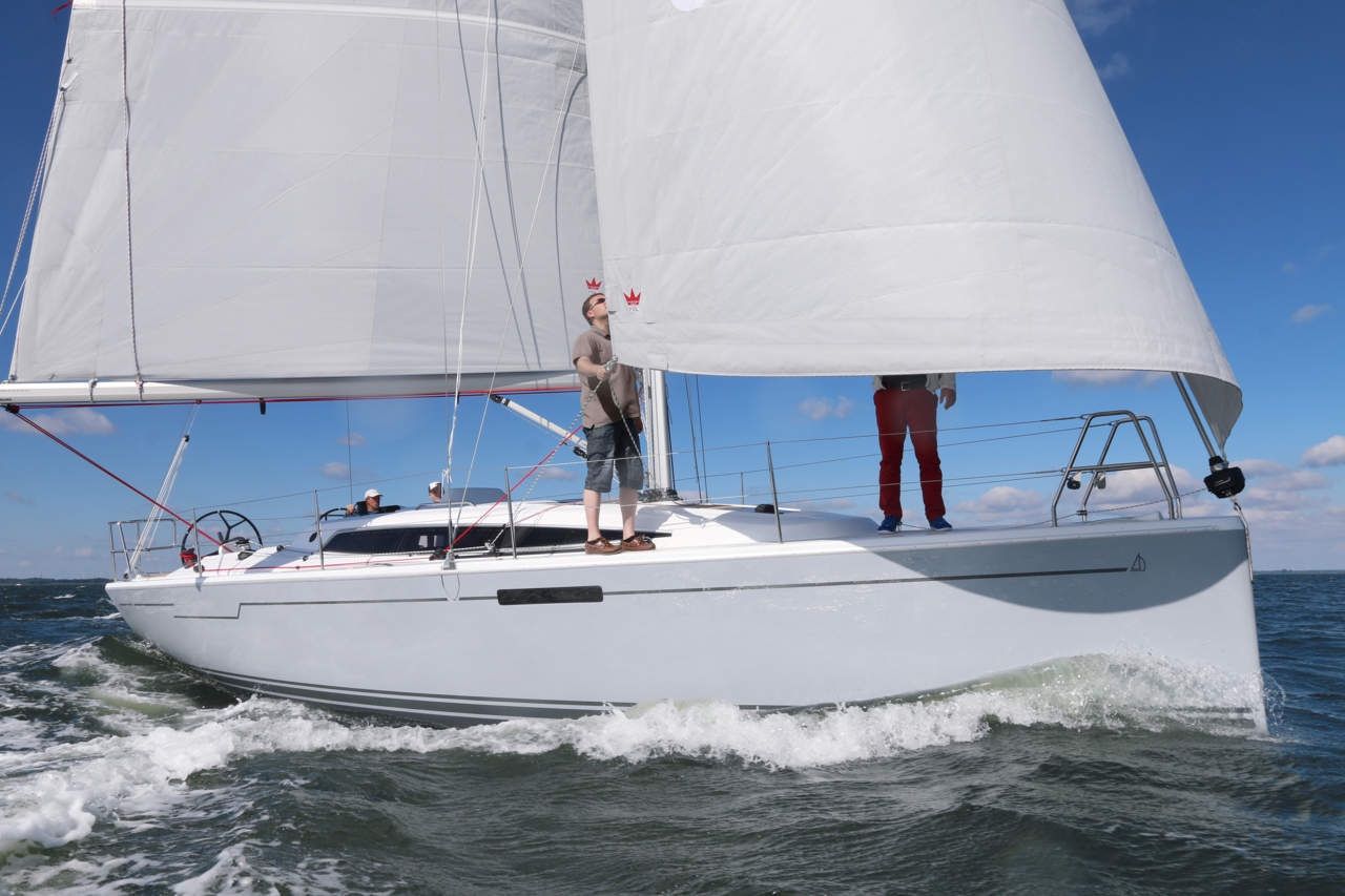 Erstmals unter Segeln: Die neue Dehler 34 beim Test vor Greifswald