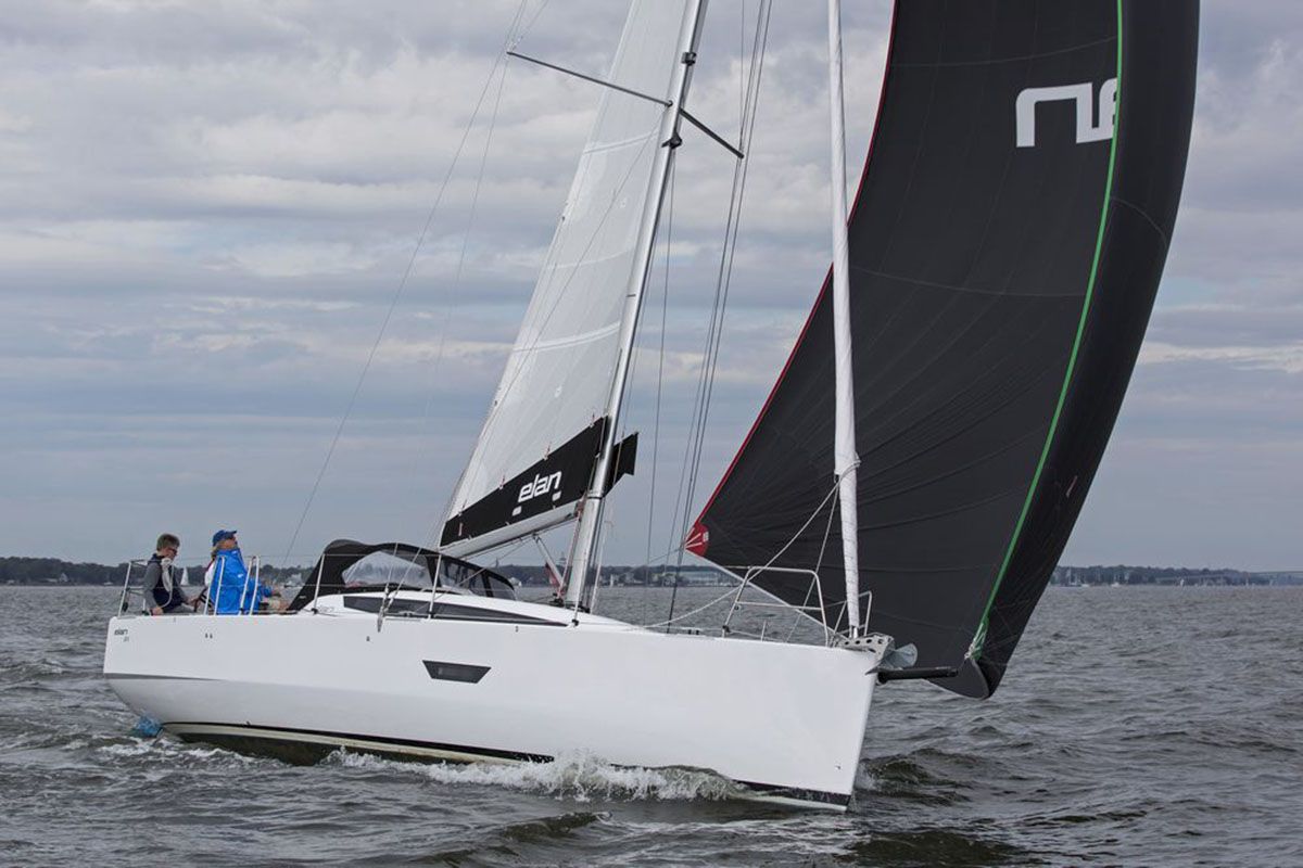 Die E4 Family Edition macht auch mit asymmetrischem Spinnaker richtig Spaß.