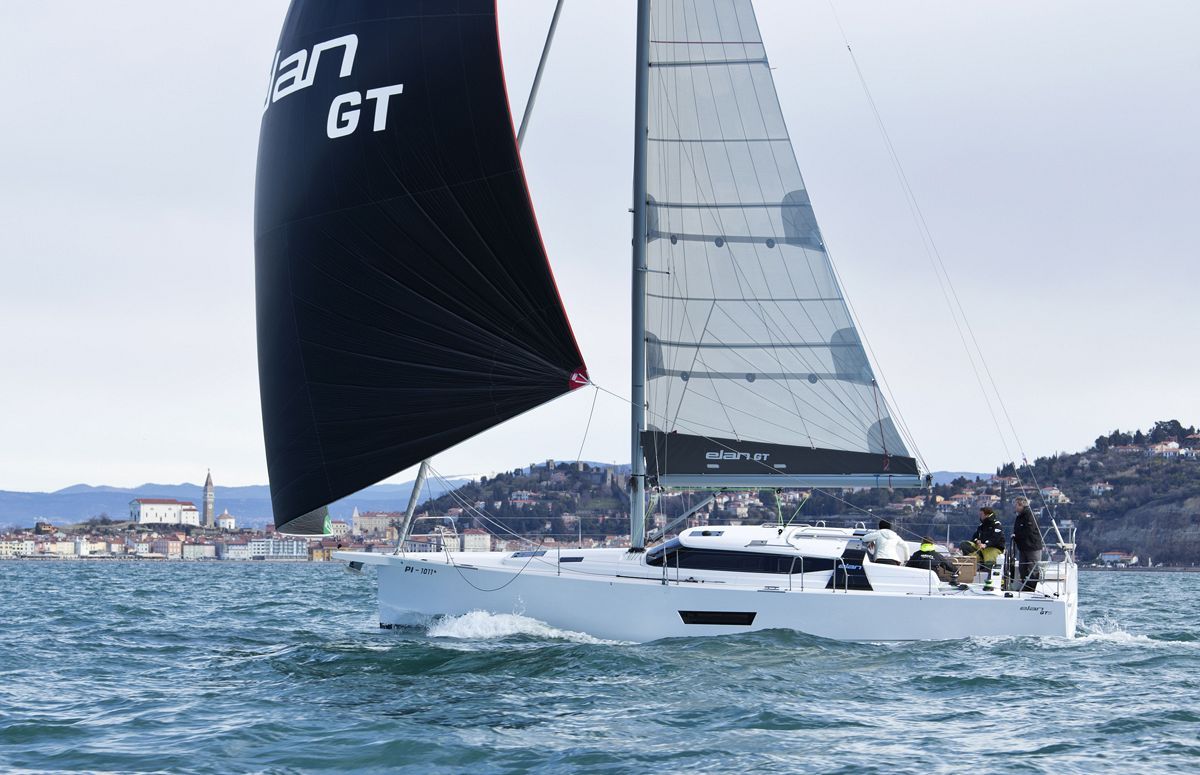 Flott unter Gennaker: Die GT 5 zeigte bei Wind sehr ansprechende Segeleigenschaften. Unter 3 Bft. wünscht man sich manchmal mehr Segelfläche.