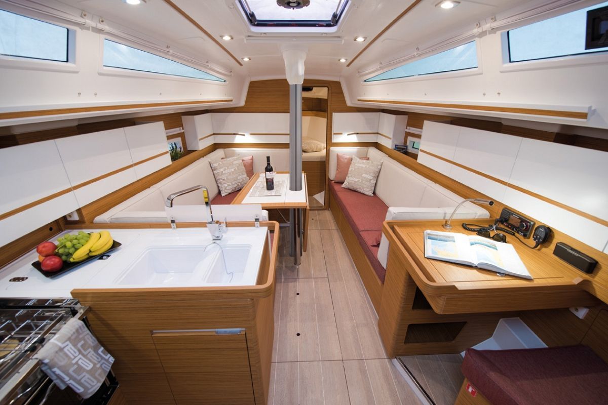 Wohnliches Ambiente für ein sportliches boot: Der Salon auf der Elan E4 Family Edition