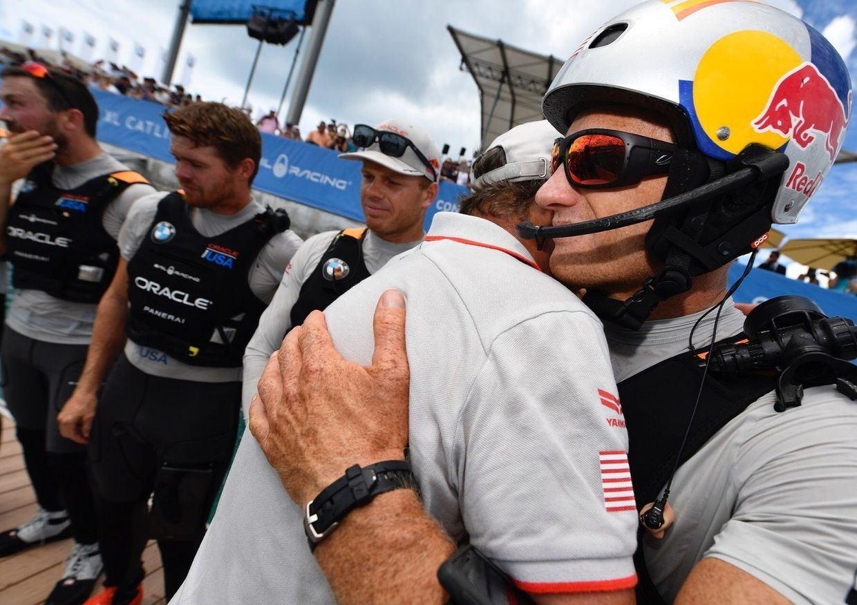 Trost vom Chef: Spithill wird von Teameigner Larry Ellison umarmt. Gemeinsam holten sie den Cup 2010 mit dem Riesentrimaran BOR und schafften in San Francisco 2013, nach 1:8-Rückstand das scheinbar Unmögliche indem sie die Kiwis noch 9:8 schlugen. Jetzt gab's die Revanche. ACEA2017/Ricardo Pinto