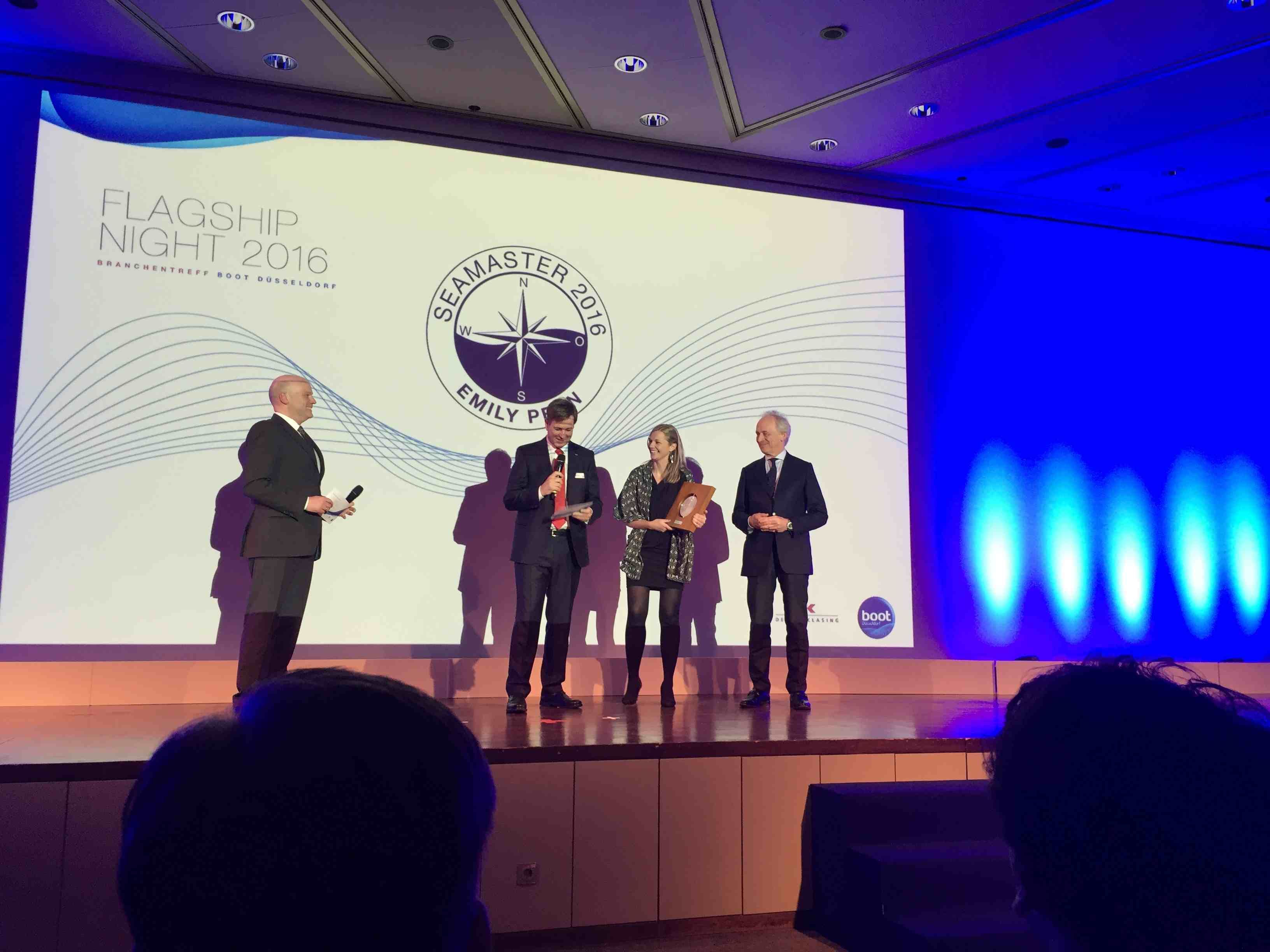 Emily Penn, flankiert Messechef Götz Jungmichel (l. ) und Verlagsboss Konrad Delius nimmt den Seamaster-Award entgegen. Foto: John Burnham/boats.com