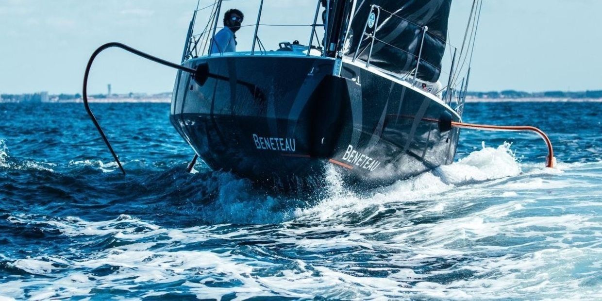 "Fliegt" nicht, foilt aber trotzdem. Die neue Figaro 3 nutzt die grotesk anmutenden Seitenschwerter, um die benetzte Fläche des Rumpfes im Wasser zu reduzieren. Foto: Beneteau/Jean-Baptiste d'Enqui