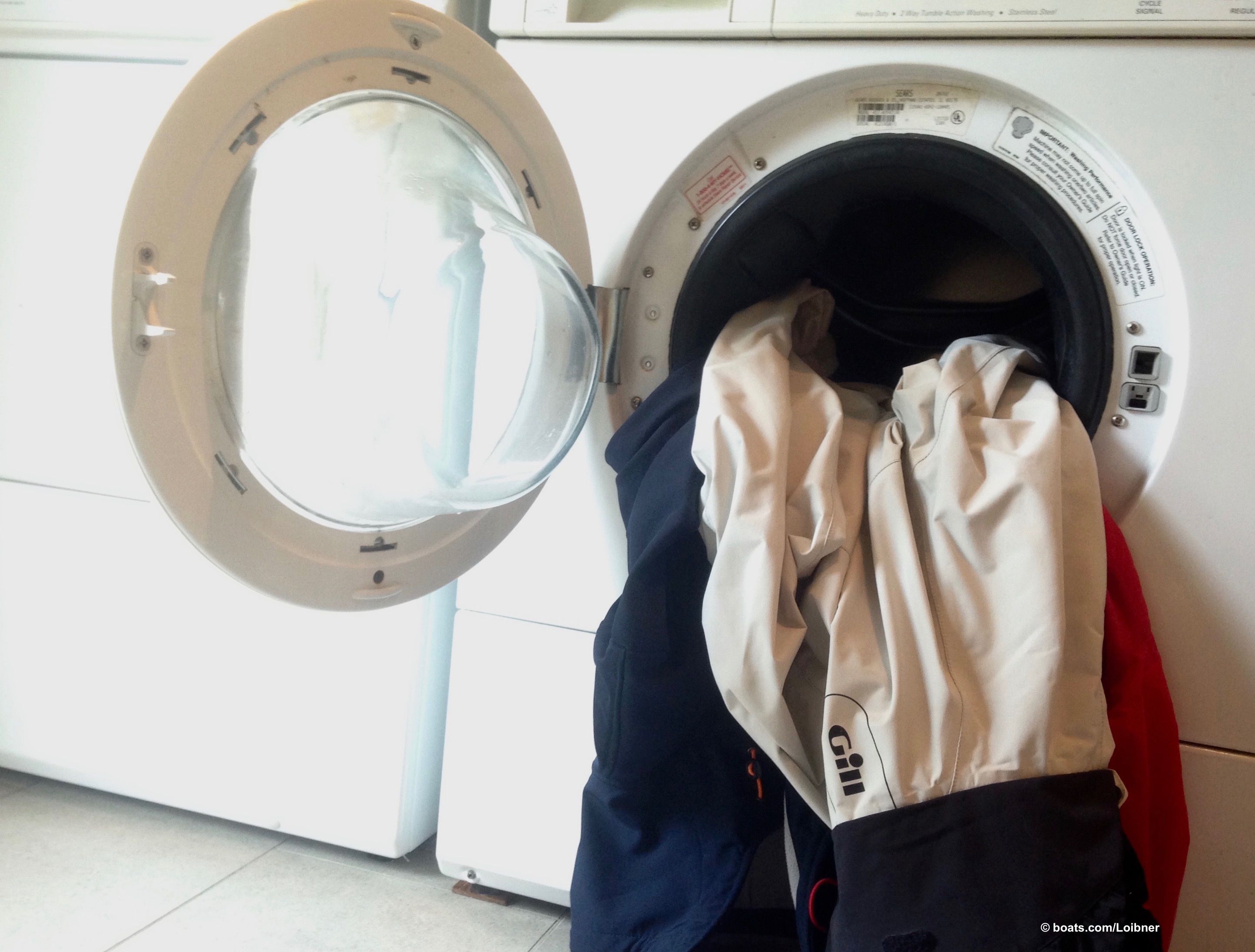 Vor dem einwintern: Waschen Sie Ihr Ölzeug entsprechend den Empfehlungen des Herstellers bevor Sie es gut getrocknet in den Schrank hängen. Foto: boats.com/Loibner