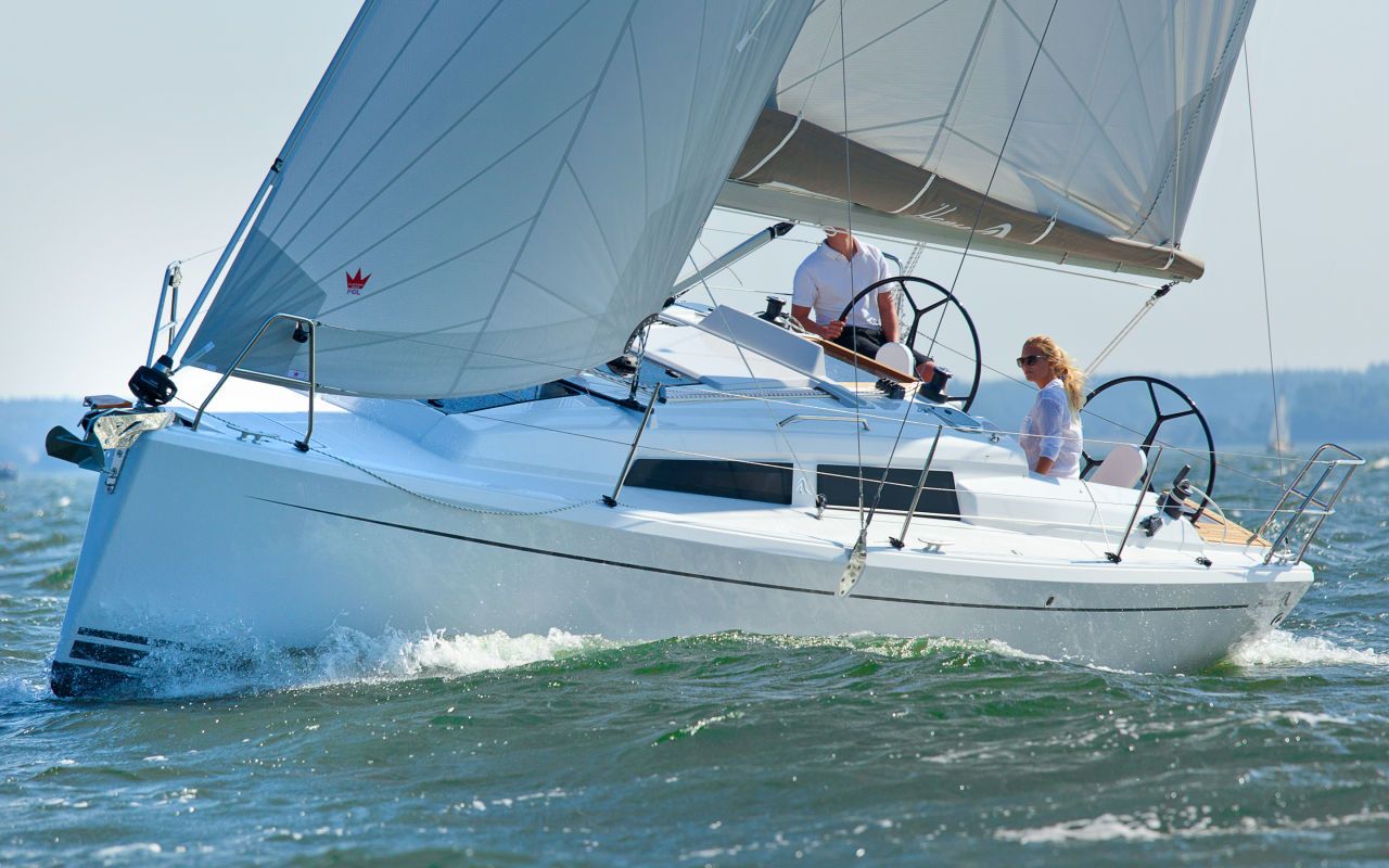 Bei Wind ist die Hanse 315 mit Selbstwendefock gut besegelt. In Leichtwindrevieren empfiehlt sich dagegen die leicht überlappende Genua.