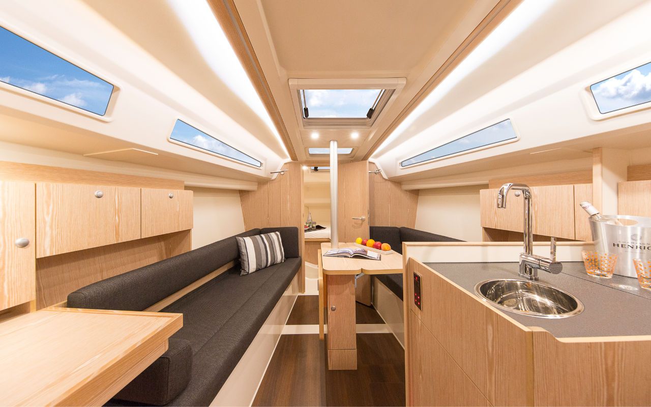 Hell und für 31 Fuß auch geräumig: Der Salon der Hanse 315. Rechts die Spüle, links der Navigationsbereich