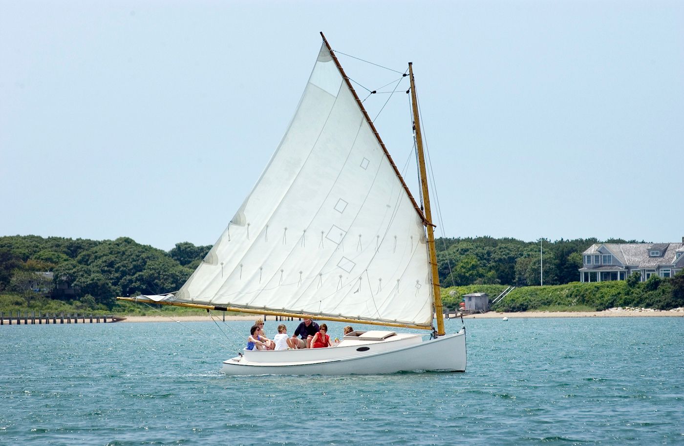 Ein Katboot mit einem Gaffelsegel Foto: Vinyard Times