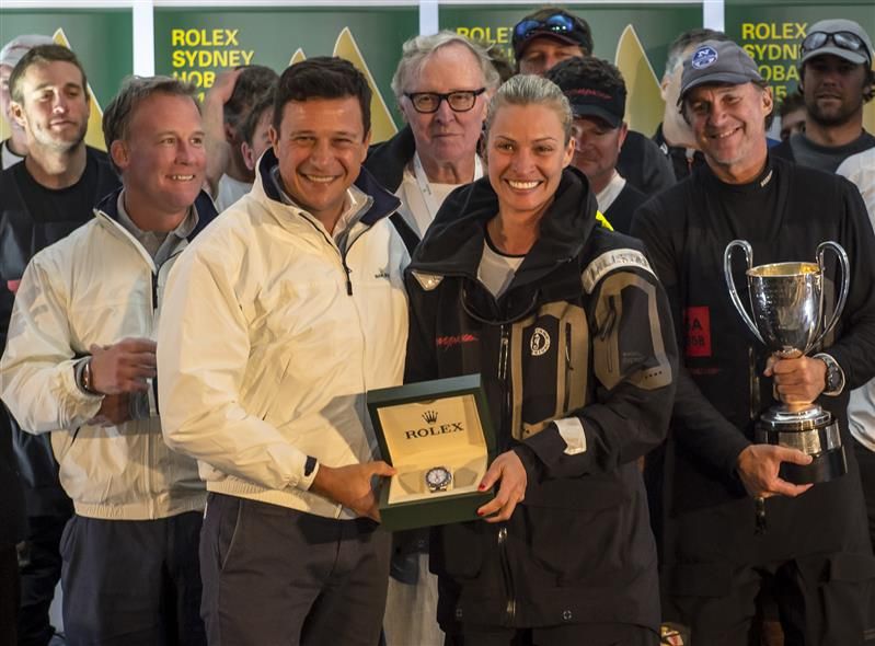 Ehrung der Sieger und Rolex für die Kristy, Gattin des Eigners Jim Clark (4. v. r. mit Brille). Skipper Ken Read tröstet sich mit dem Pokal. Foto: Rolex/Kurt Arrigo