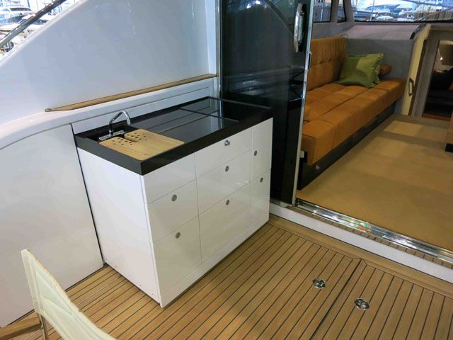 Platz da: Verstaubare Galley auf der Brioni 44