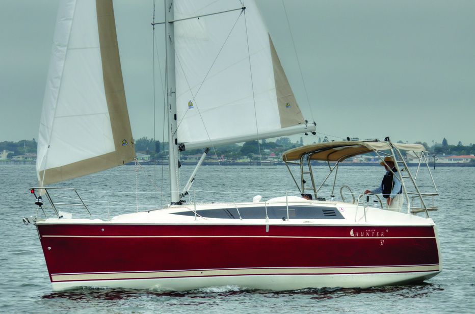 Marlow Hunter 31: Komfort für Downsizer und Einsteiger. Die Großschotführung am Cockpitbügel, die auch auf Beneteau-Yachten üblich ist, haben die Amerikaner bereits vor 10 Jahren eingeführt.