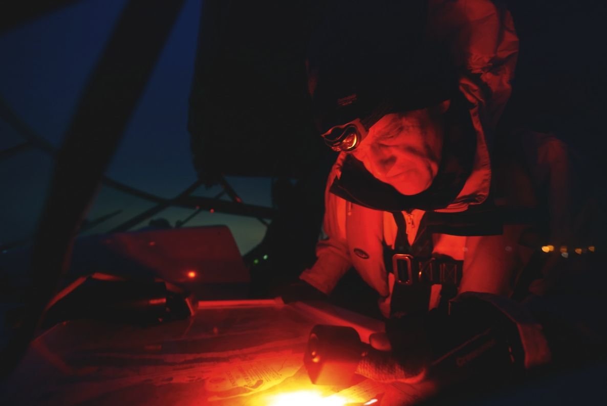 Rotlichtmilieu 1: Navigator mit Kopflampe, die im Rot-Modus nicht blendet. Foto: boote/Christian Tiedt