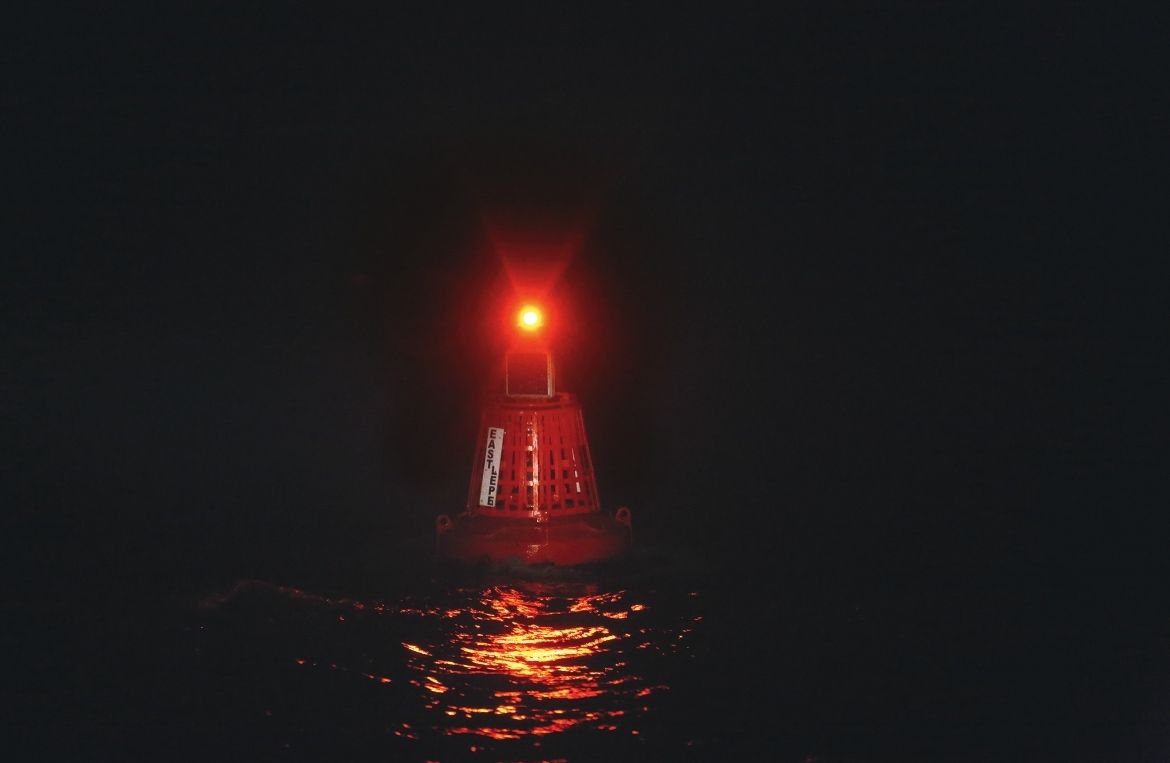 Rotlicht Milieu 1: Fahrwassertonnen sind bei Nacht trotz Befeuerung oft schwer auszumachen. Foto: boote/Christian Tiedt