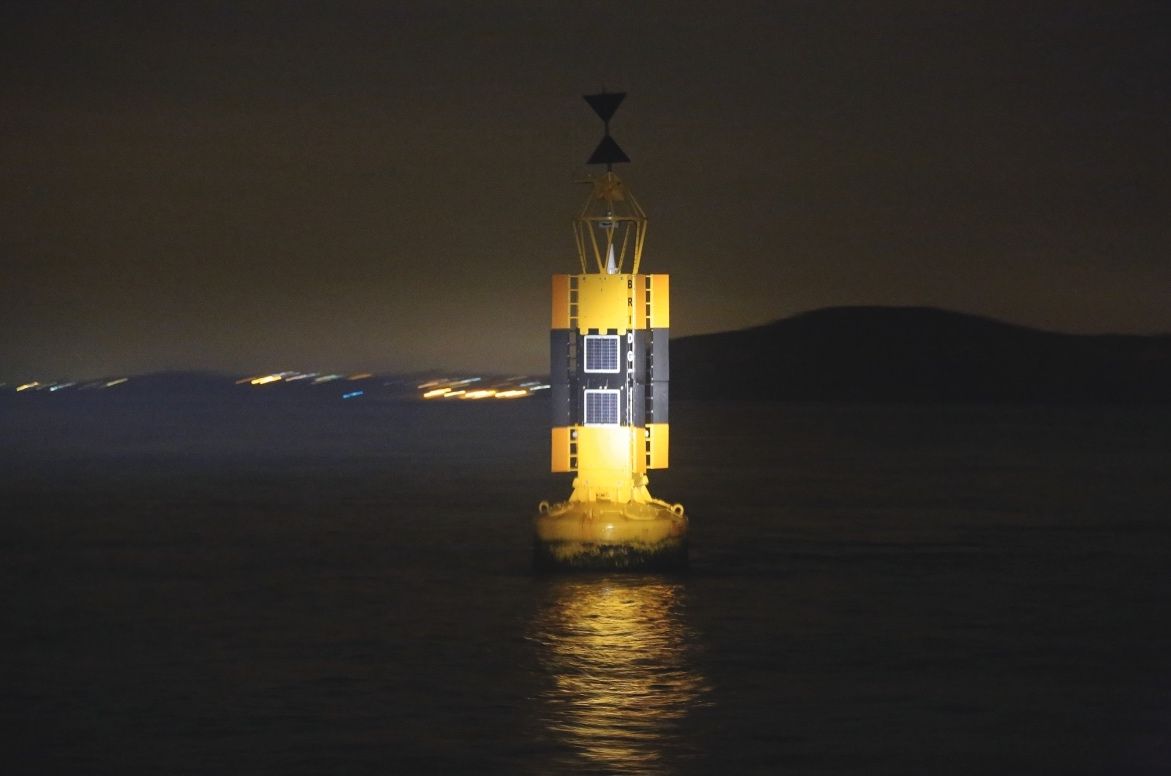 Angeleuchtet: Unbeleuchtetes Seezeichen westlich der Needles bei nacht. Foto: boote/Christian Tiedt